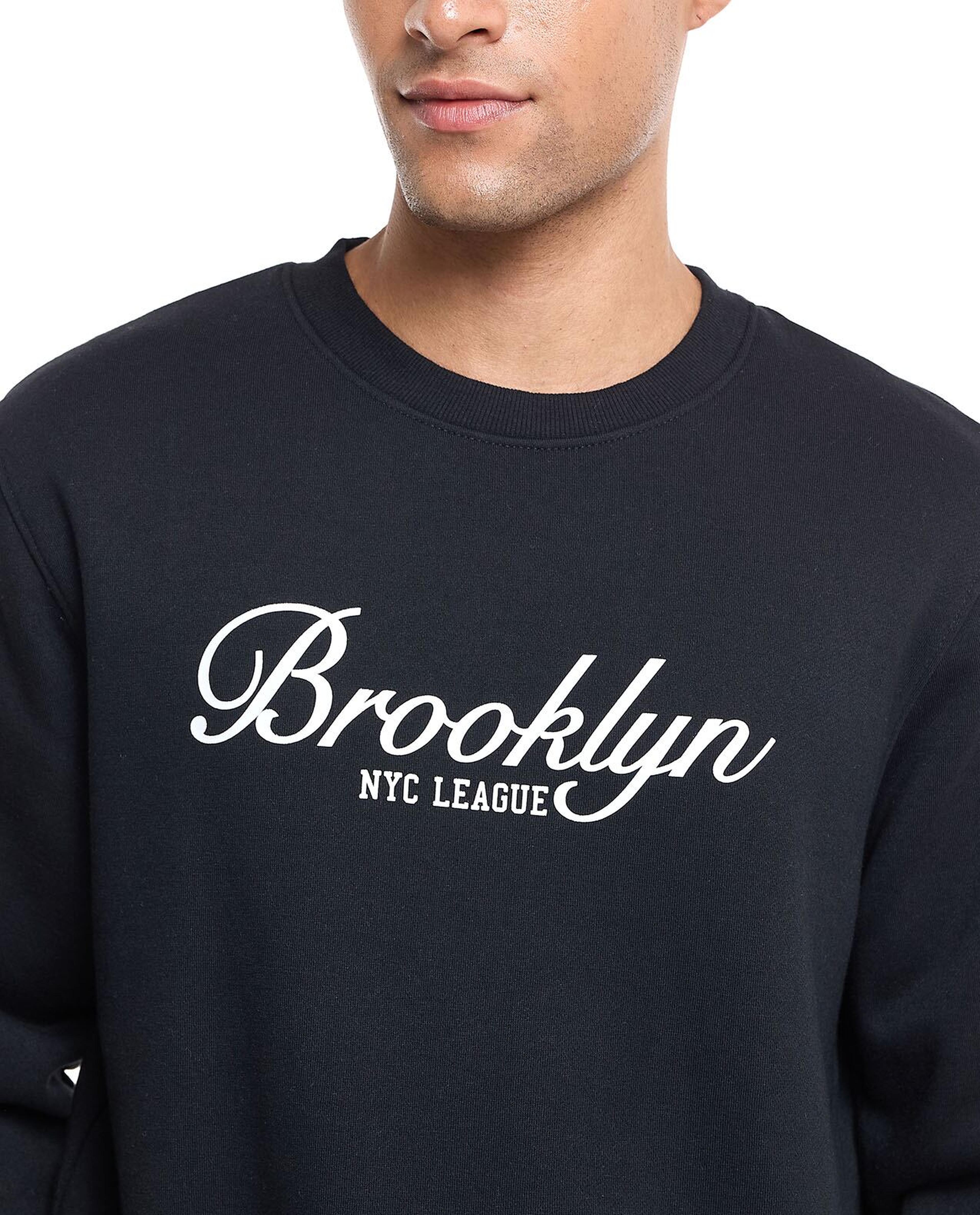 سويتشيرت مطبوع برقبة دائرية وأكمام طويلة