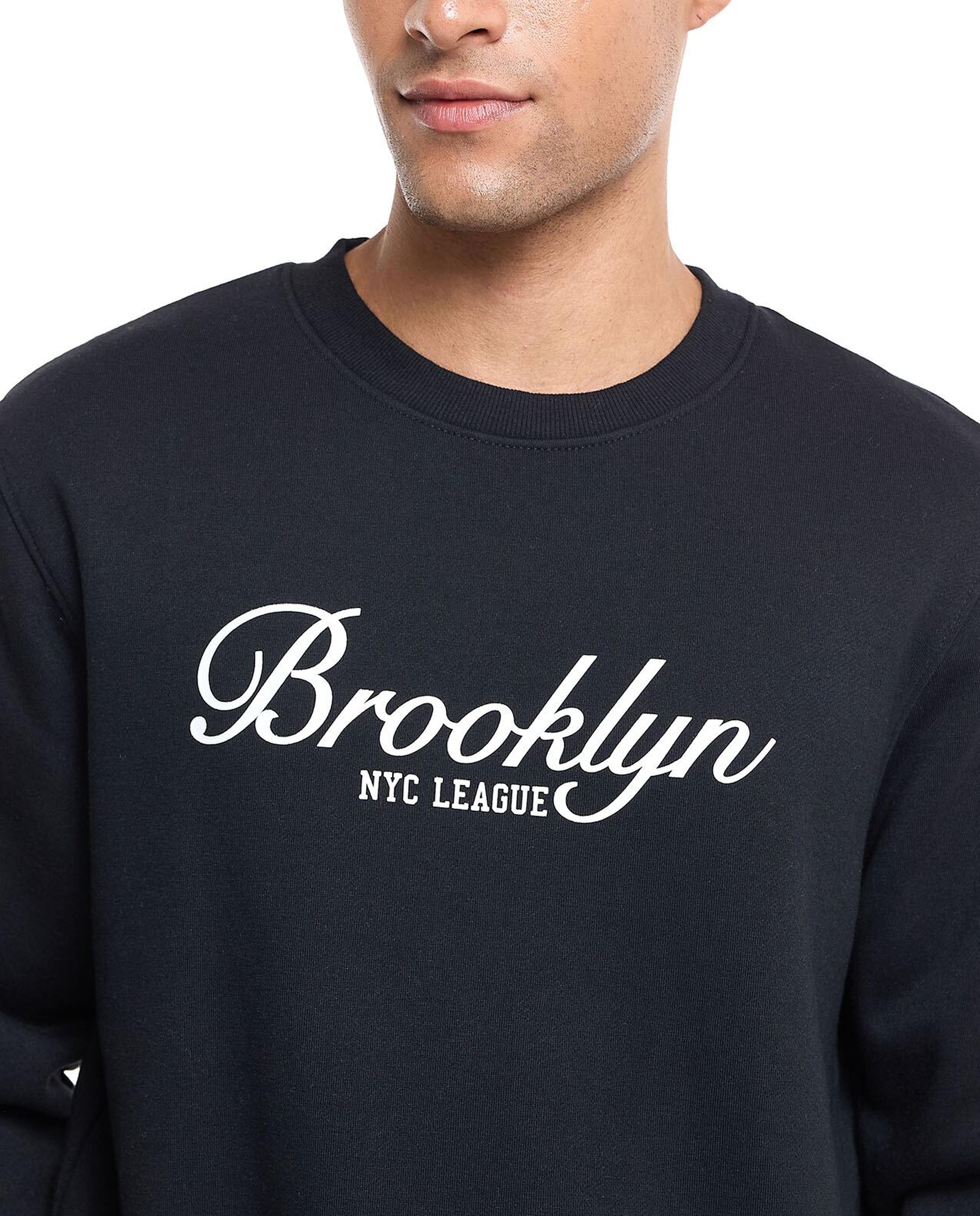 سويتشيرت مطبوع برقبة دائرية وأكمام طويلة