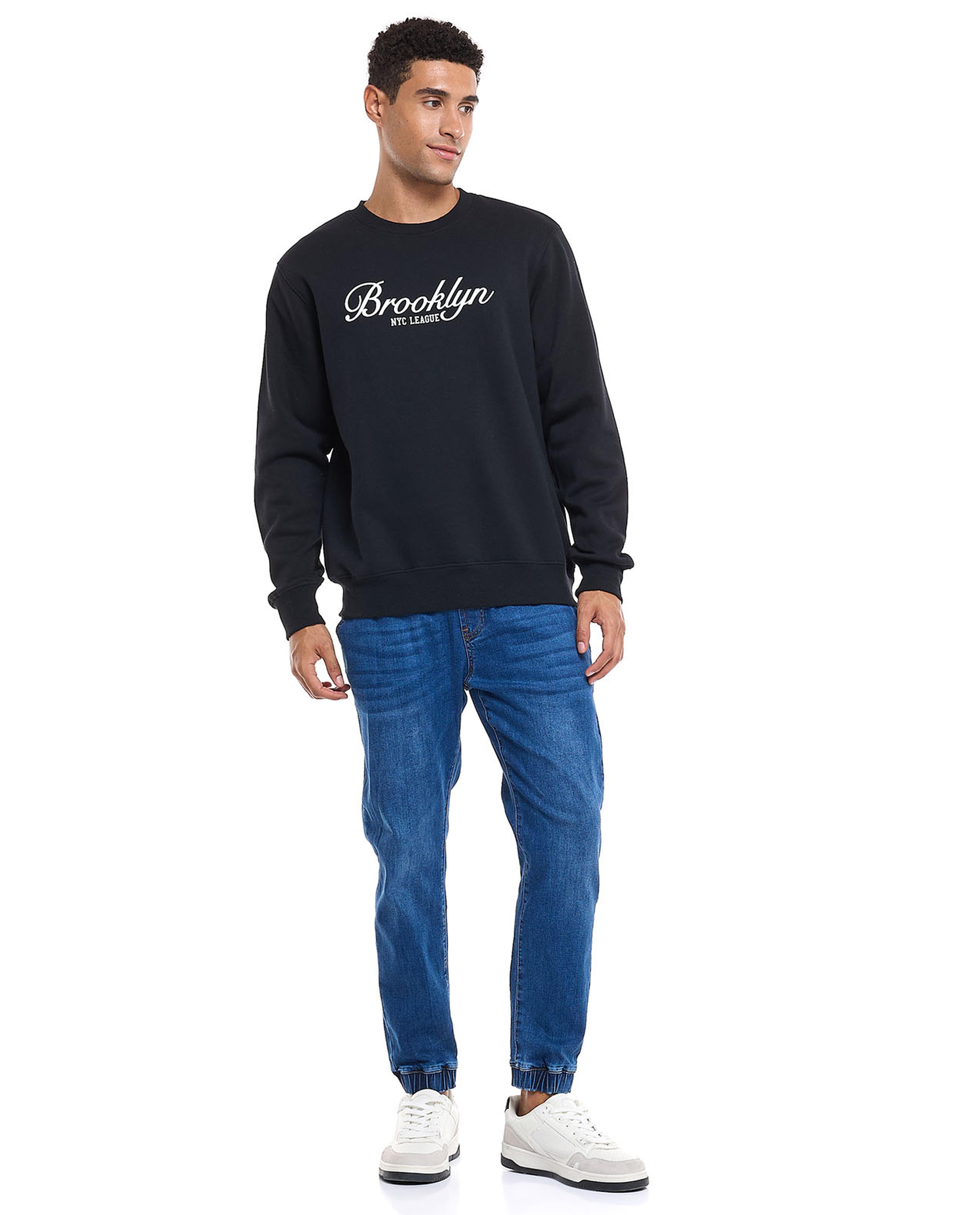 سويتشيرت مطبوع برقبة دائرية وأكمام طويلة