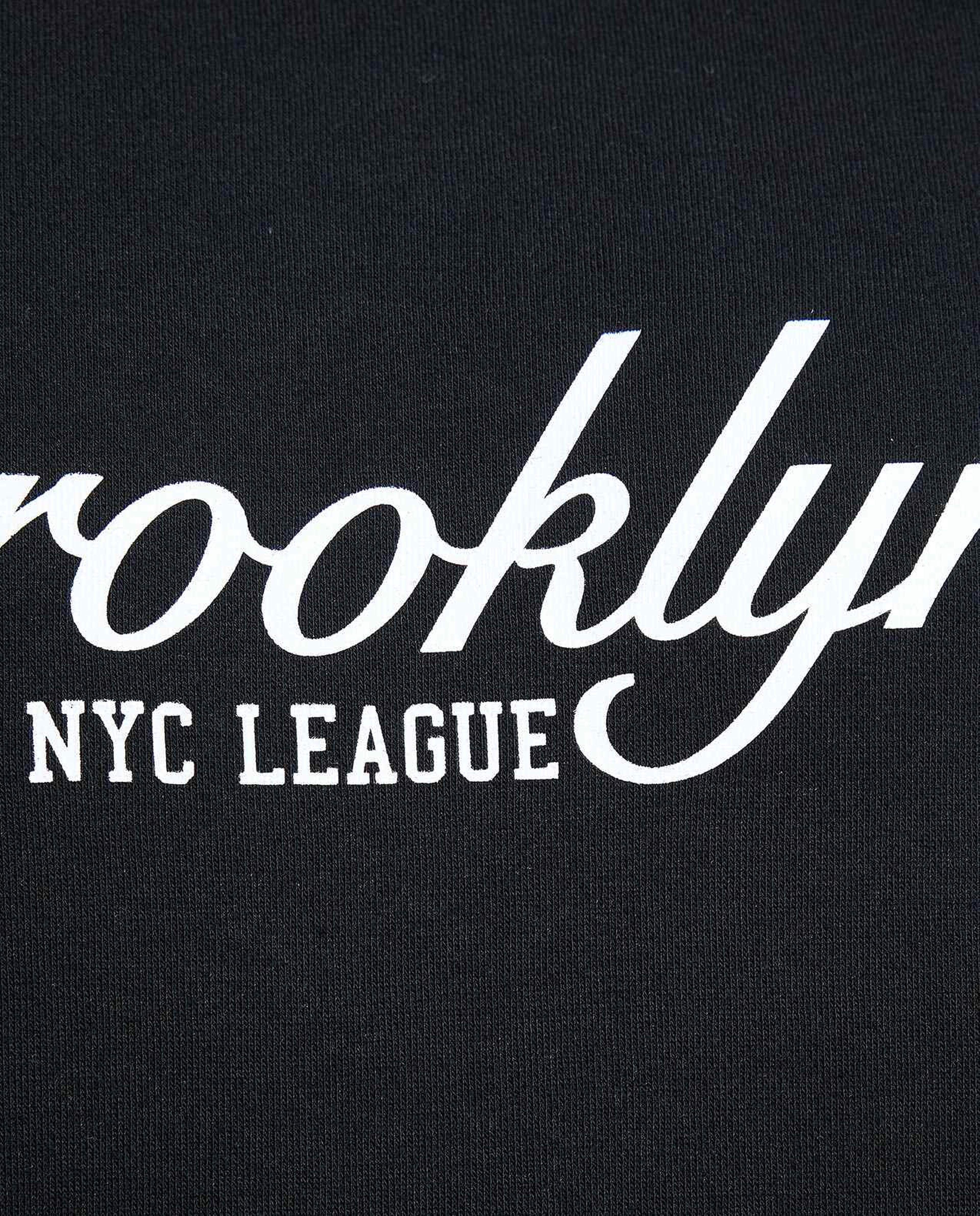 سويتشيرت مطبوع برقبة دائرية وأكمام طويلة