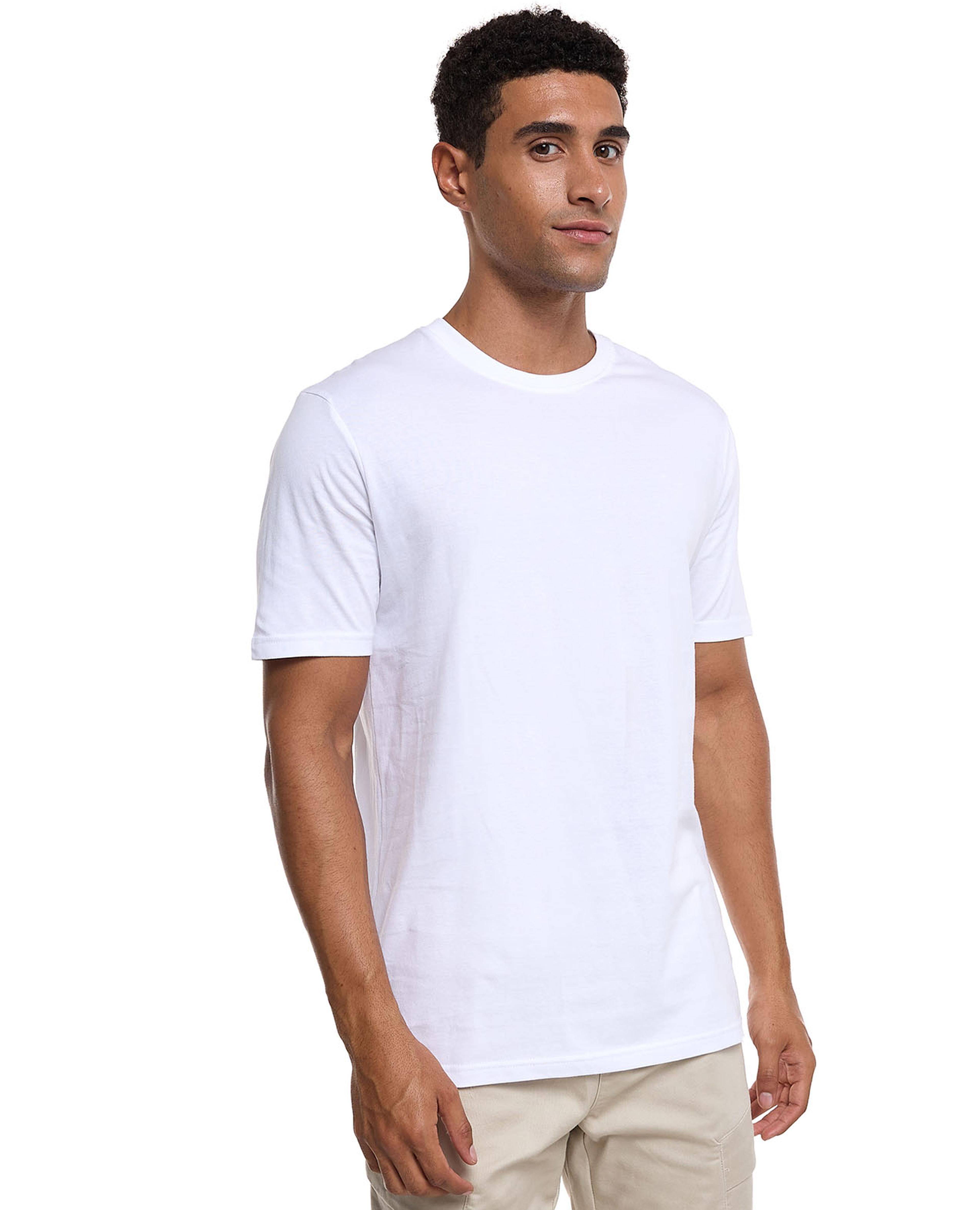 تيشيرت سادة بأكمام قصيرة ورقبة مستديرة