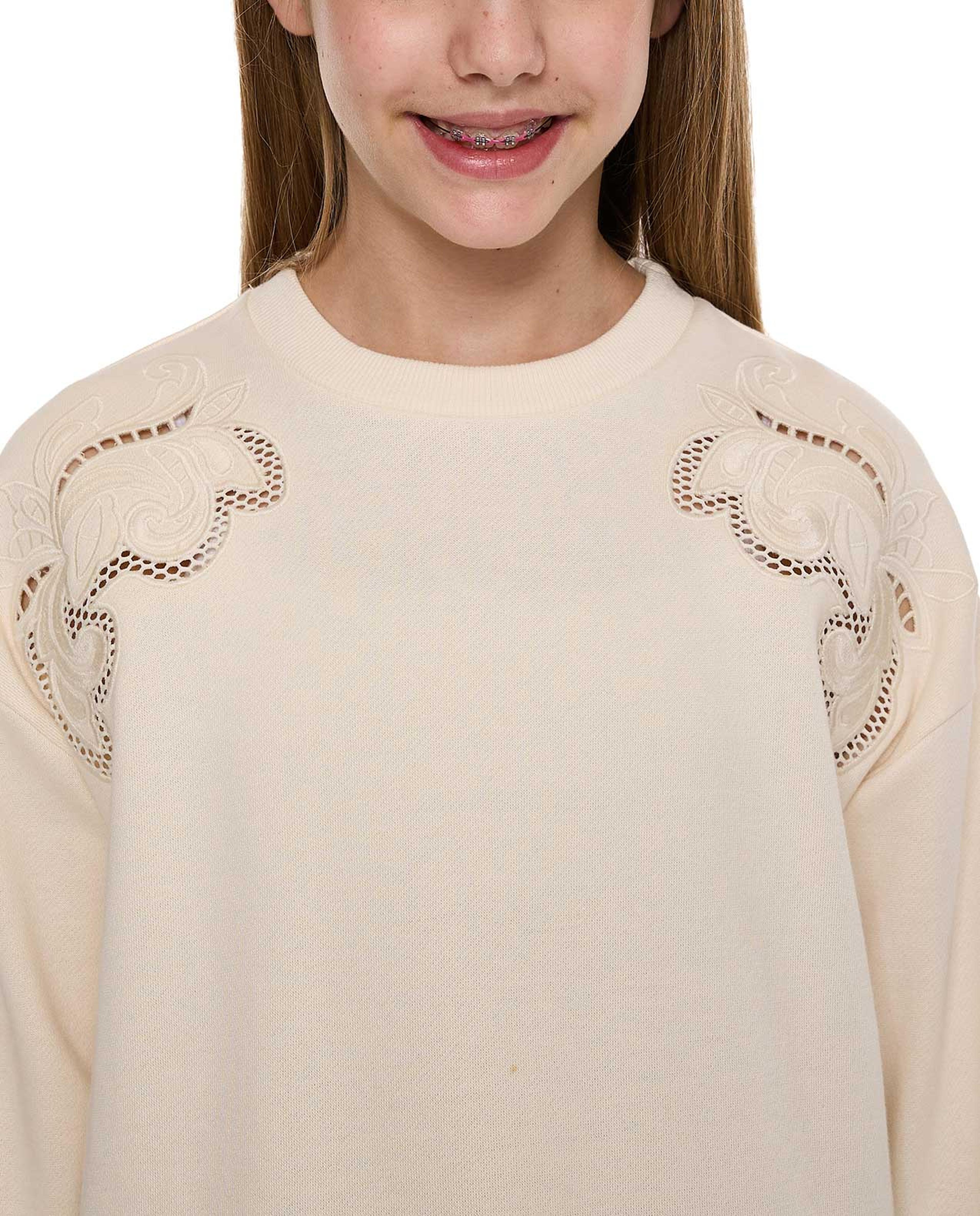 سويتشيرت برقبة مستديرة وأكمام طويلة