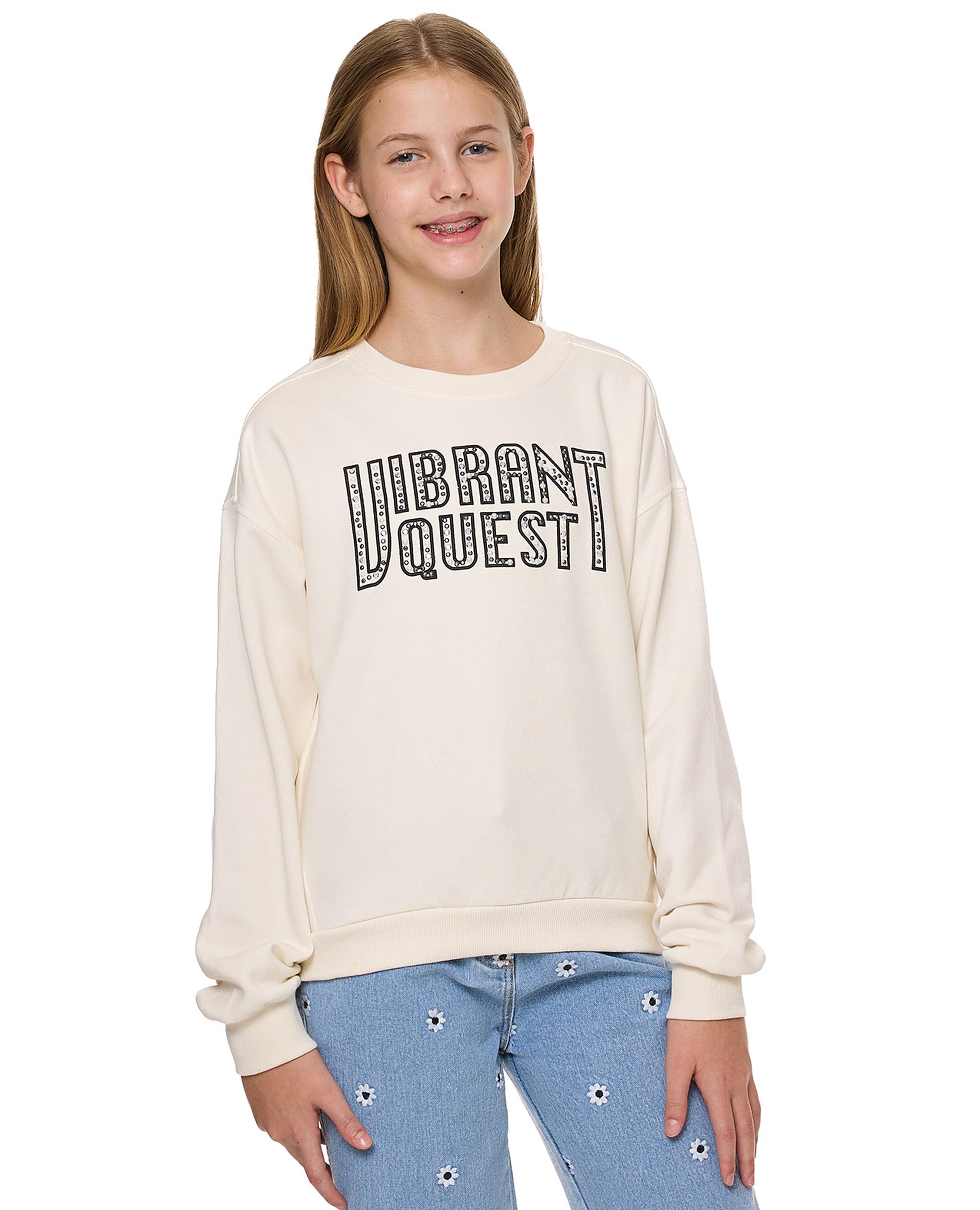 سويتشيرت مطبوع برقبة دائرية وأكمام طويلة