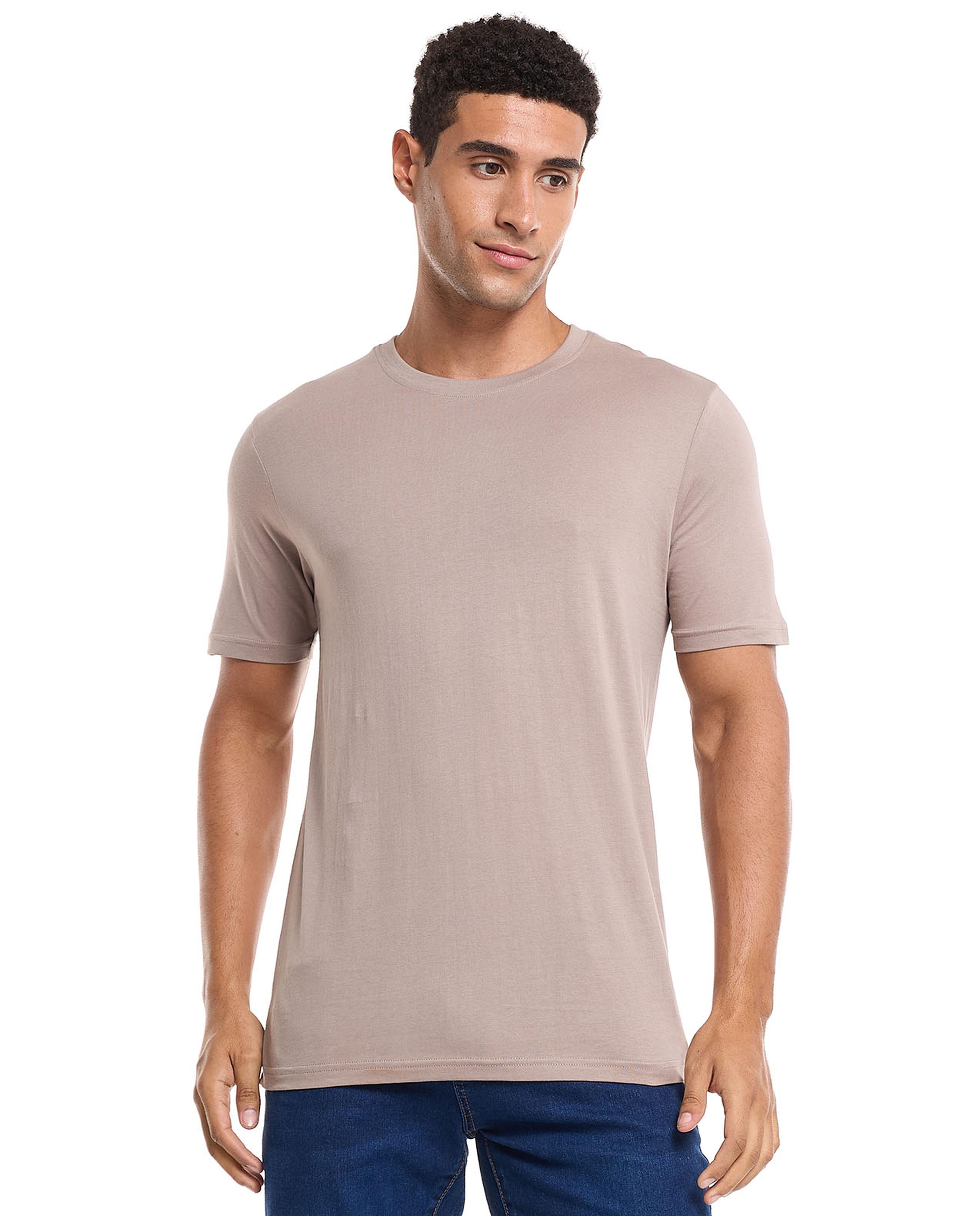 تيشيرت سادة بأكمام قصيرة ورقبة مستديرة