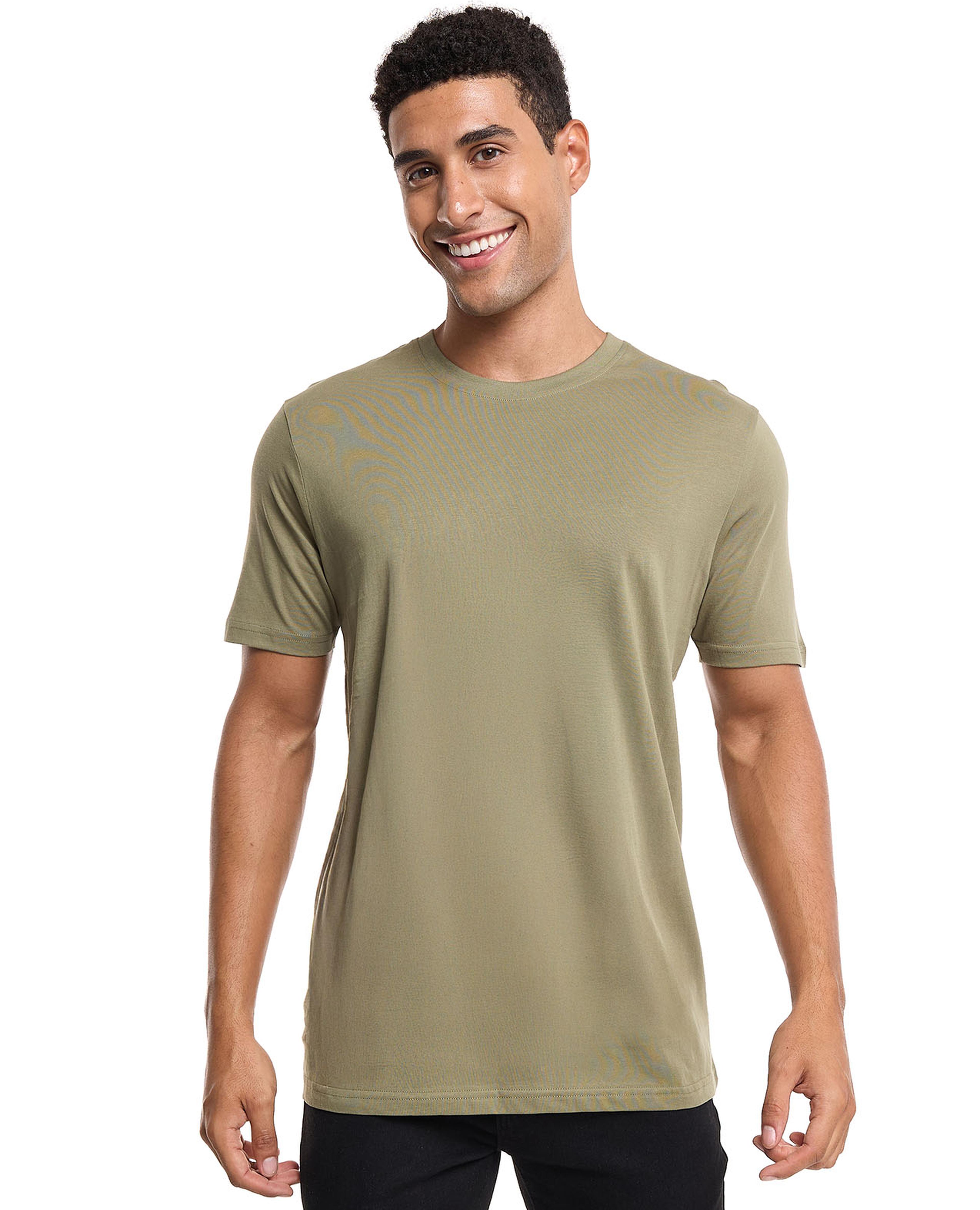 تيشيرت سادة بأكمام قصيرة ورقبة مستديرة