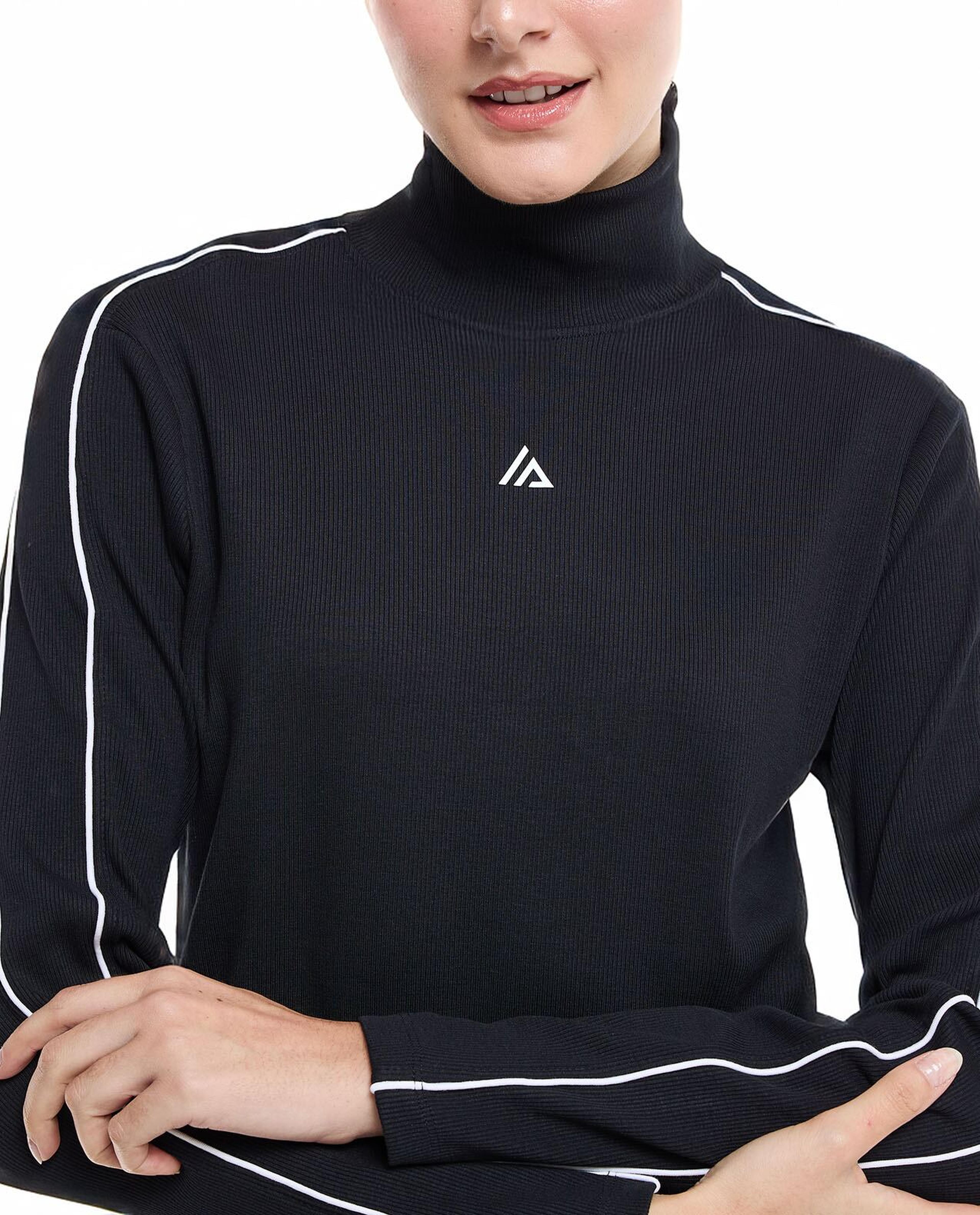 توب رياضي بأكمام طويلة