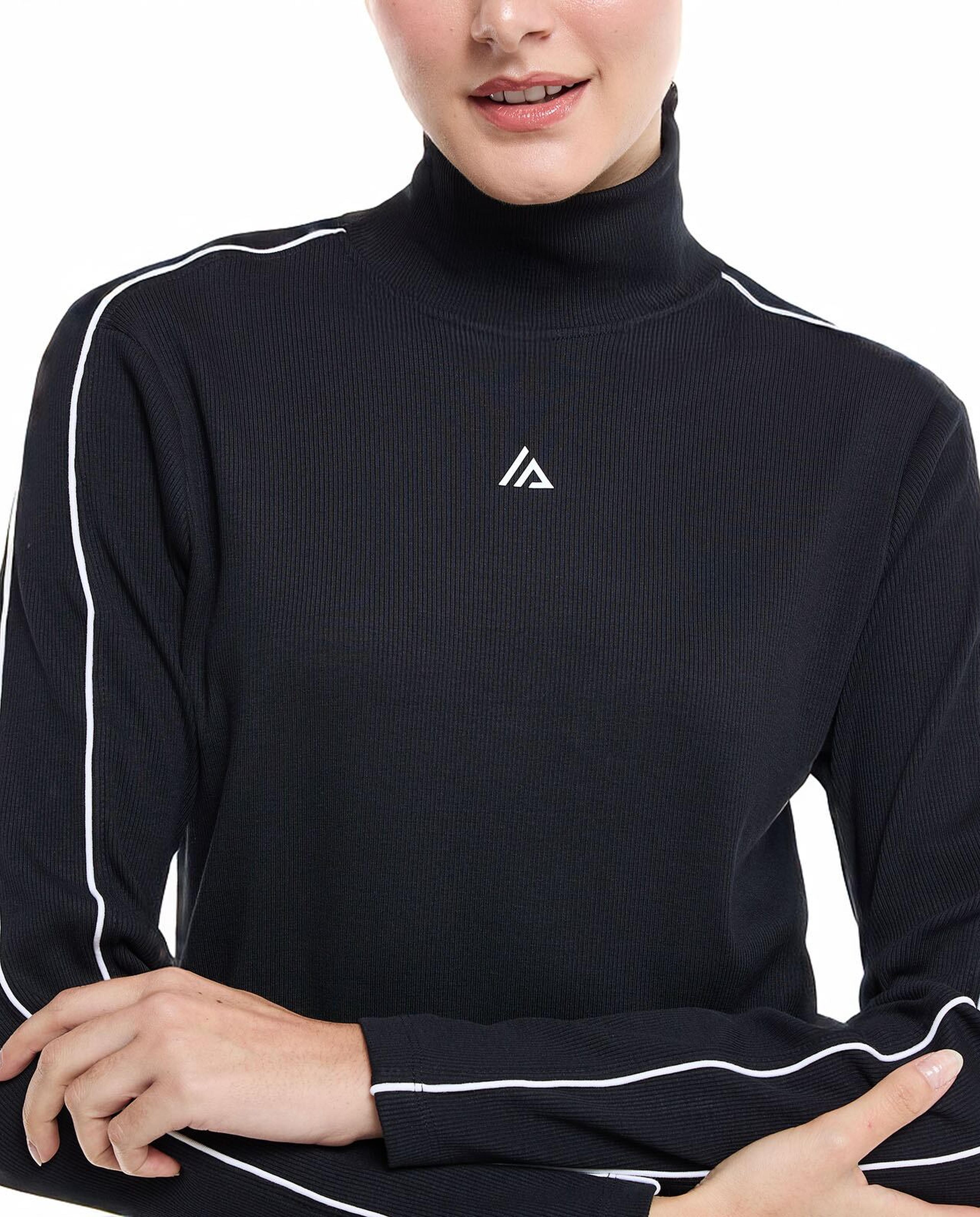 توب رياضي بأكمام طويلة