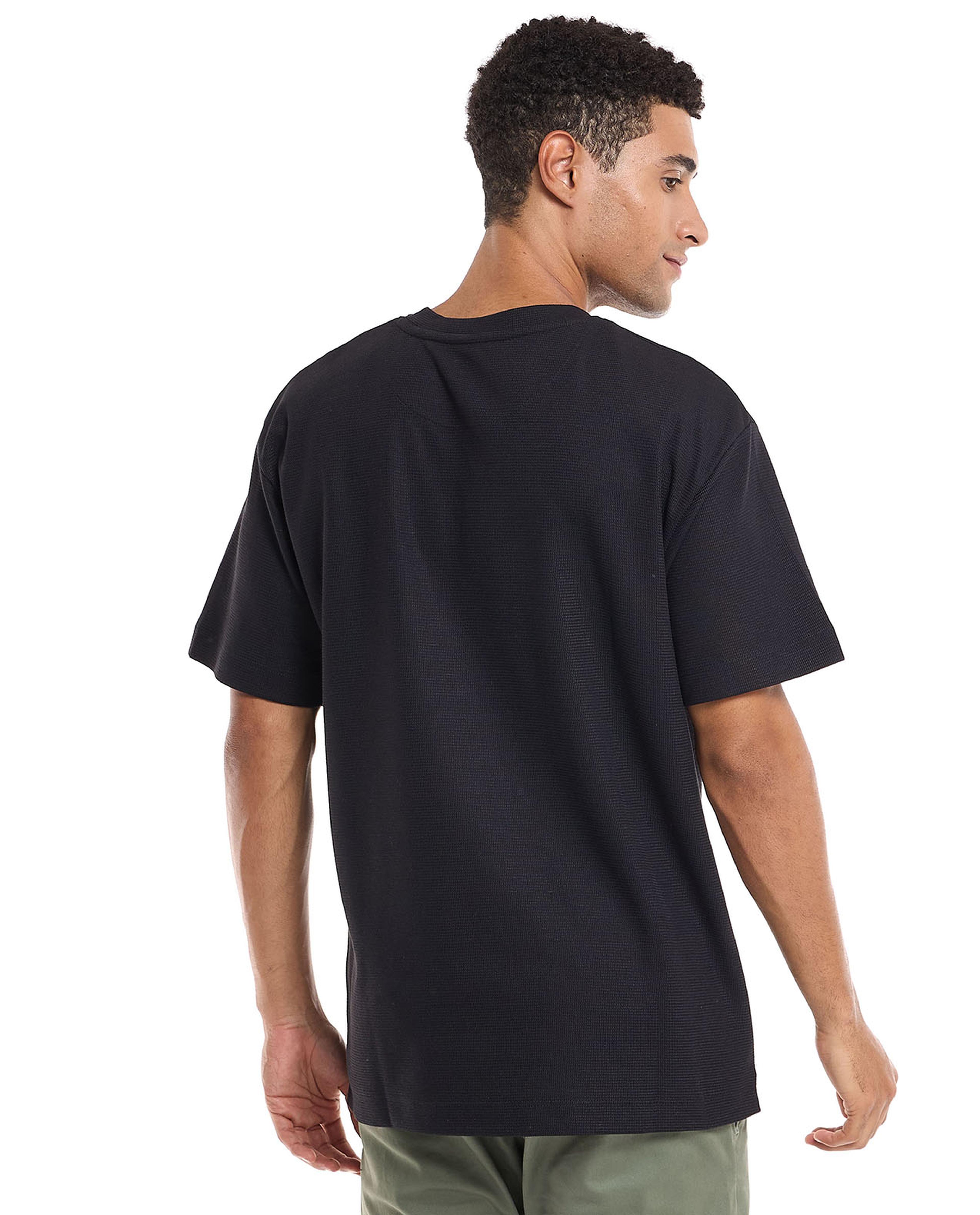 تيشيرت سادة بأكمام قصيرة ورقبة مستديرة