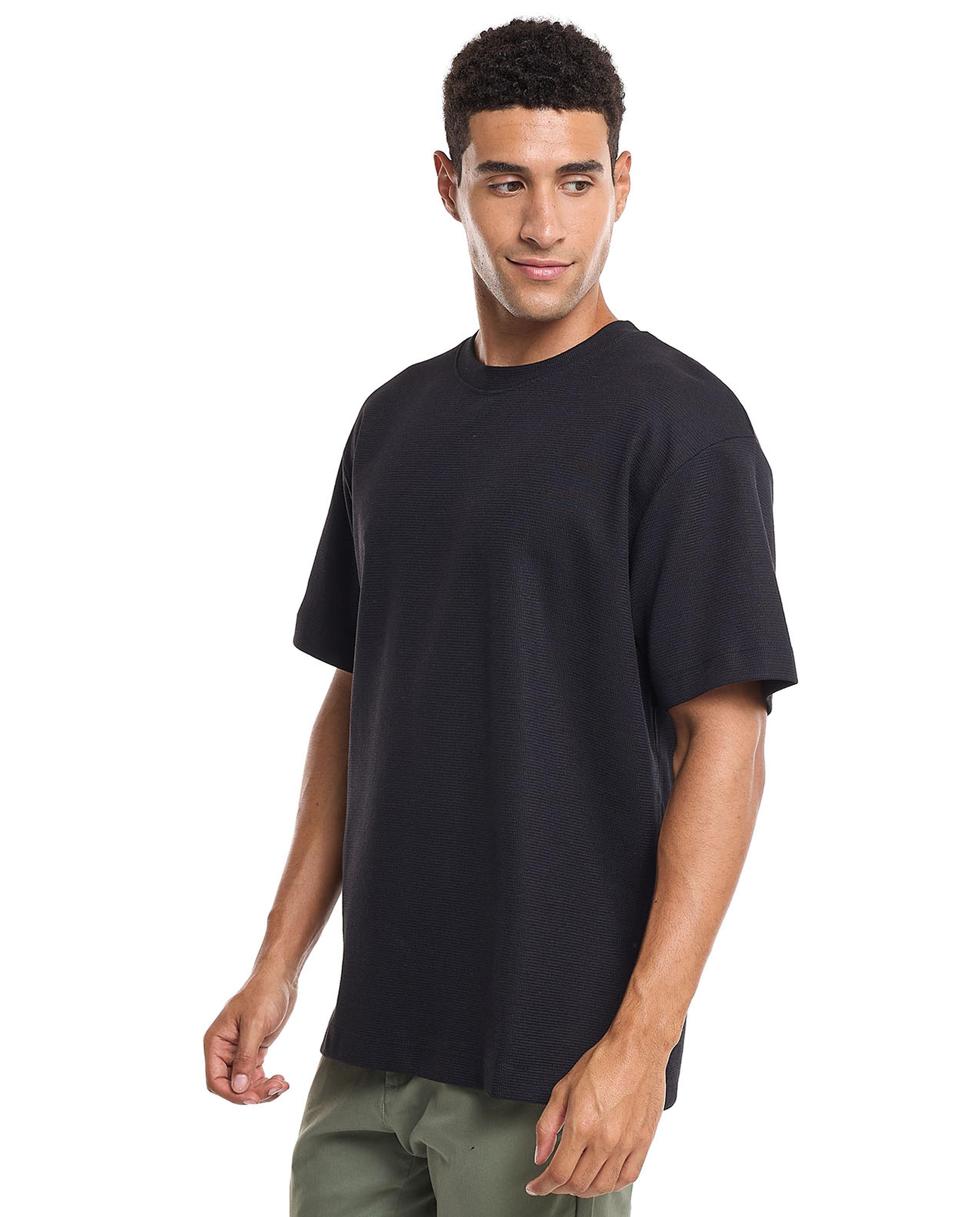 تيشيرت سادة بأكمام قصيرة ورقبة مستديرة