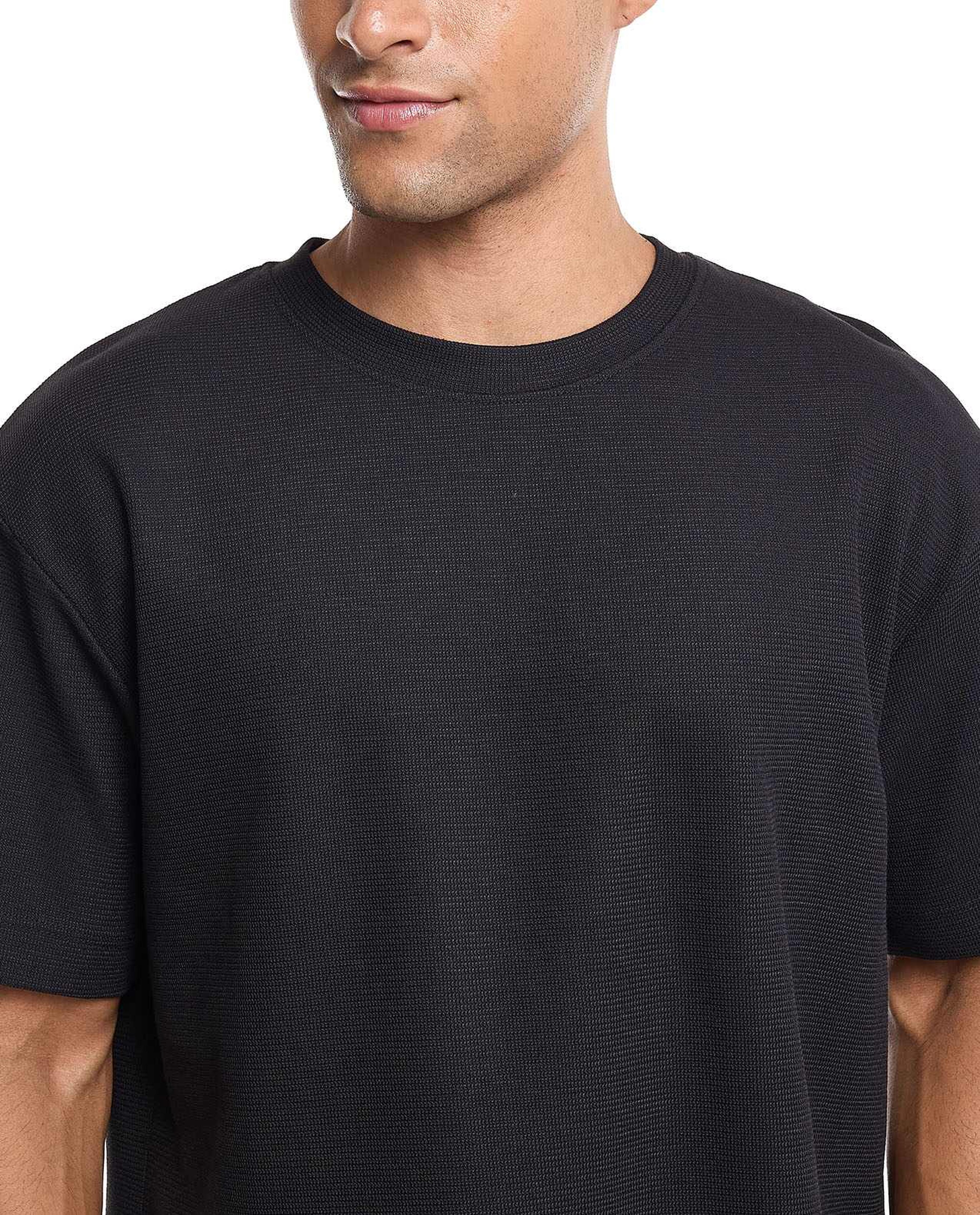 تيشيرت سادة بأكمام قصيرة ورقبة مستديرة