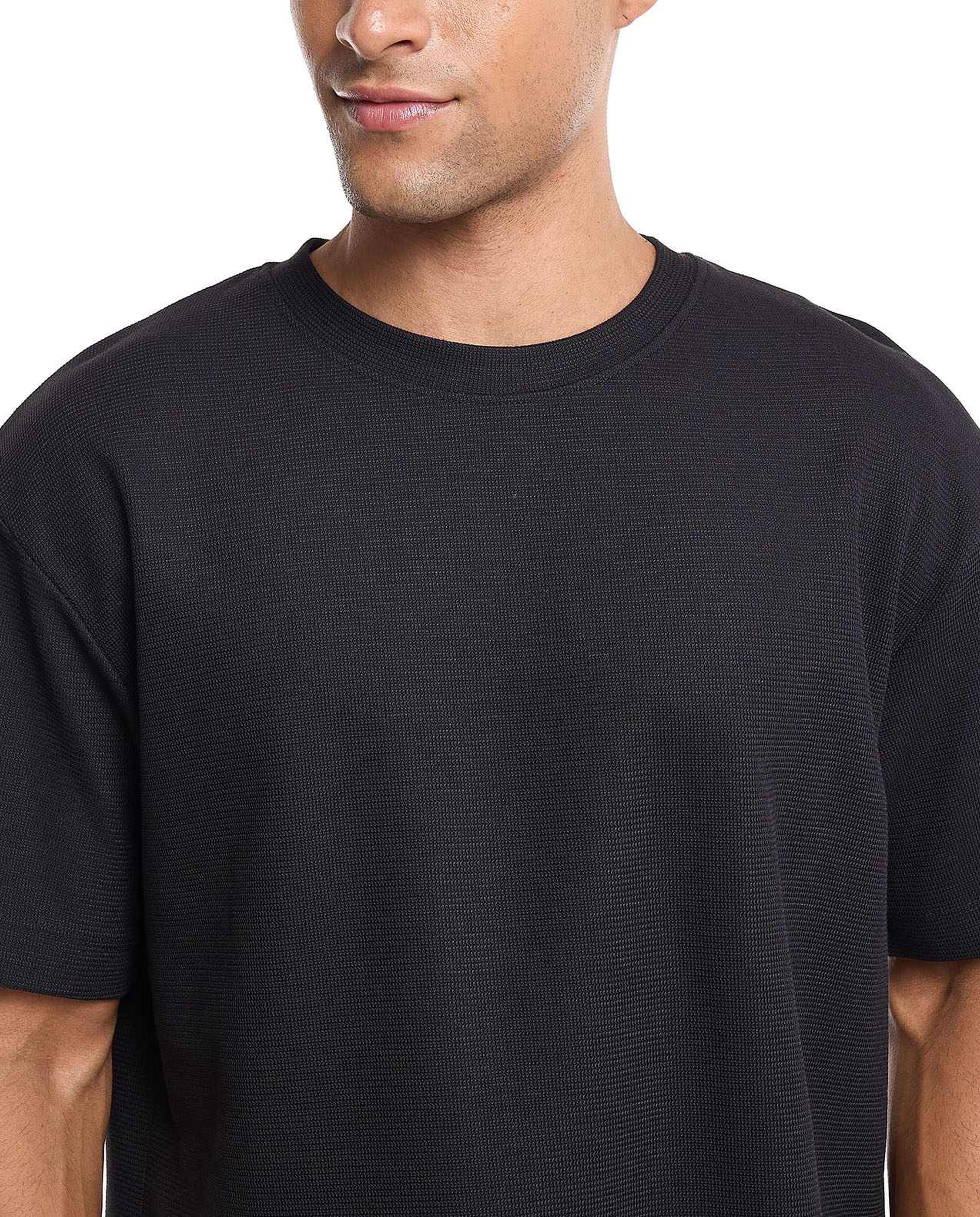 تيشيرت سادة بأكمام قصيرة ورقبة مستديرة