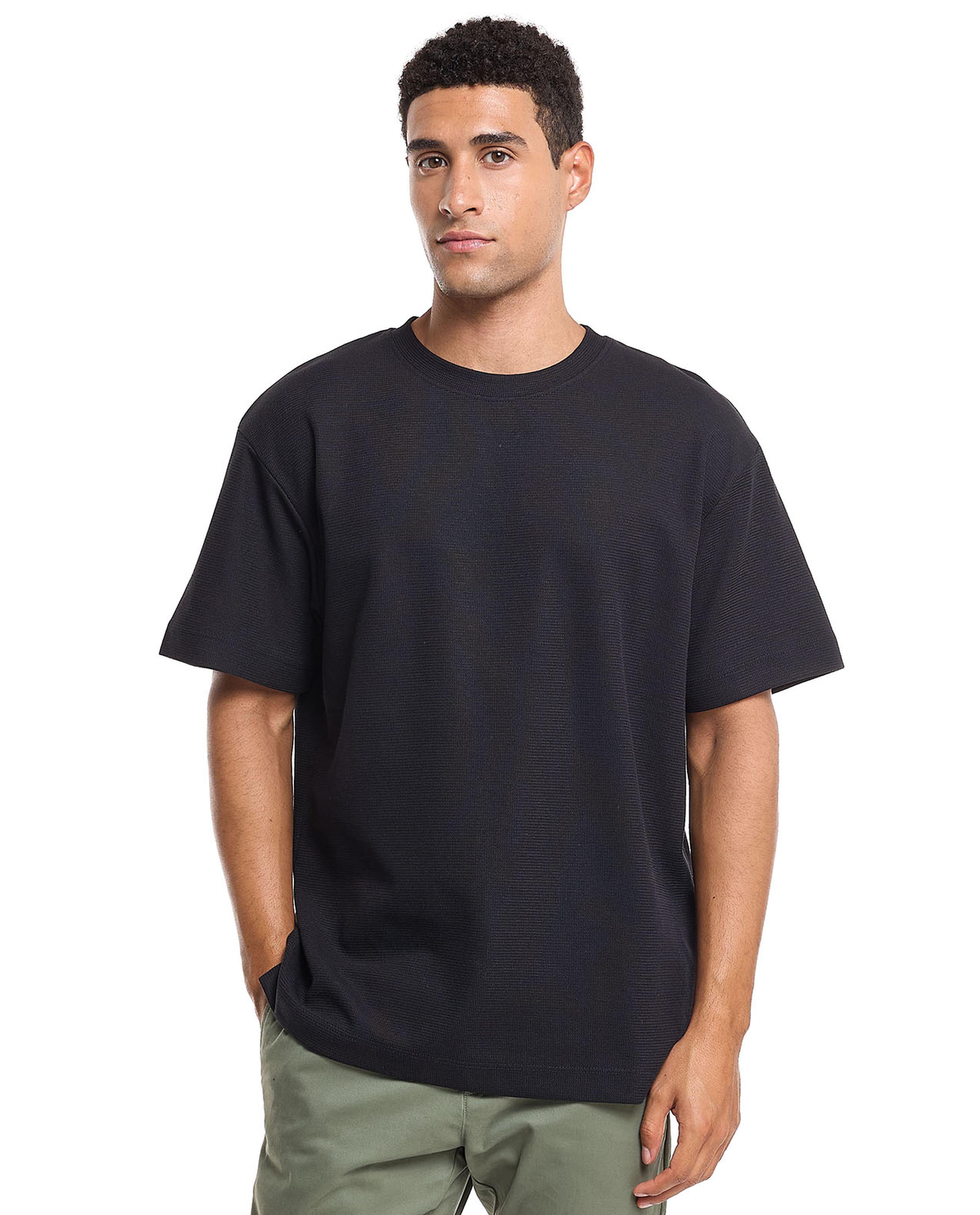 تيشيرت سادة بأكمام قصيرة ورقبة مستديرة