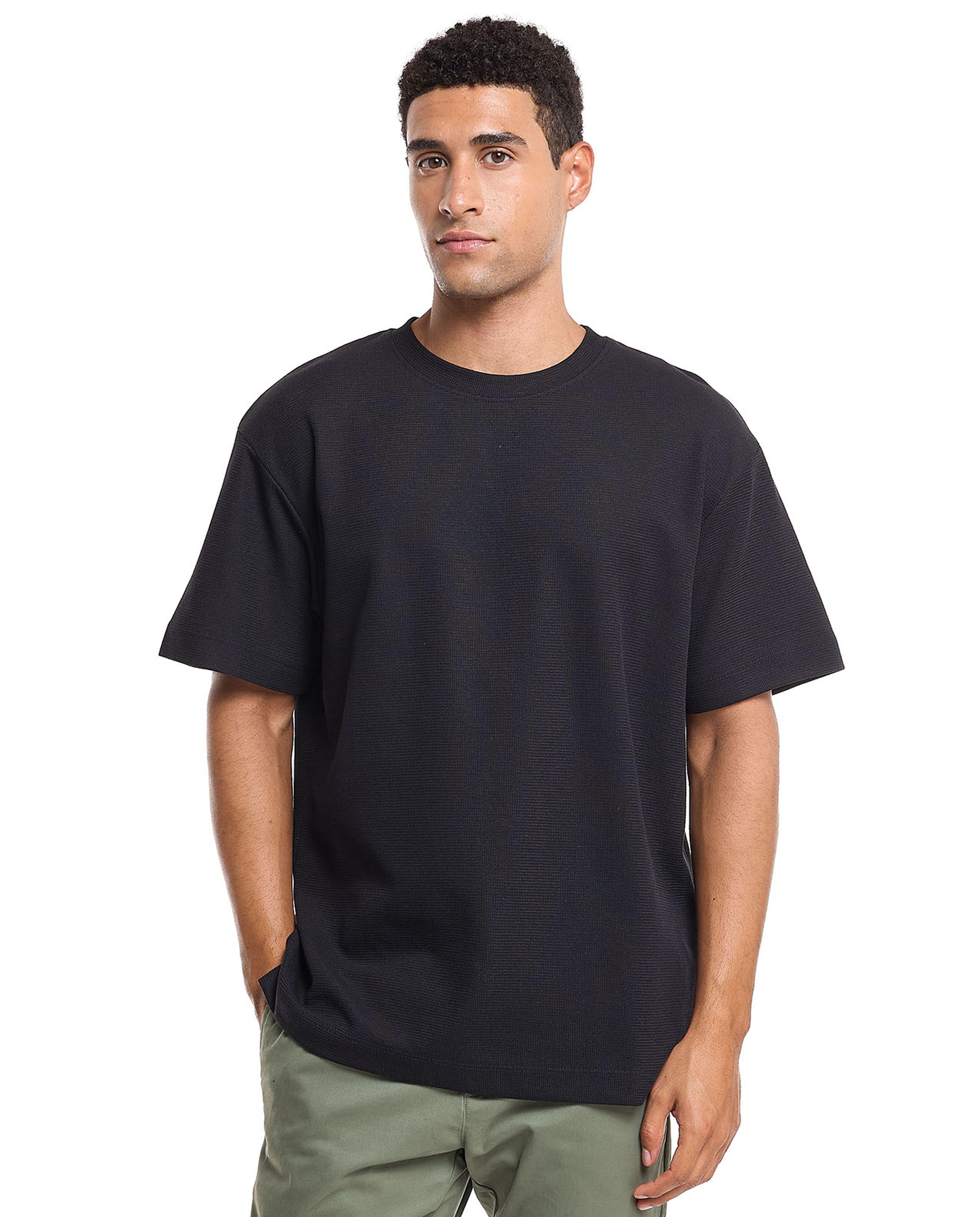 تيشيرت سادة بأكمام قصيرة ورقبة مستديرة