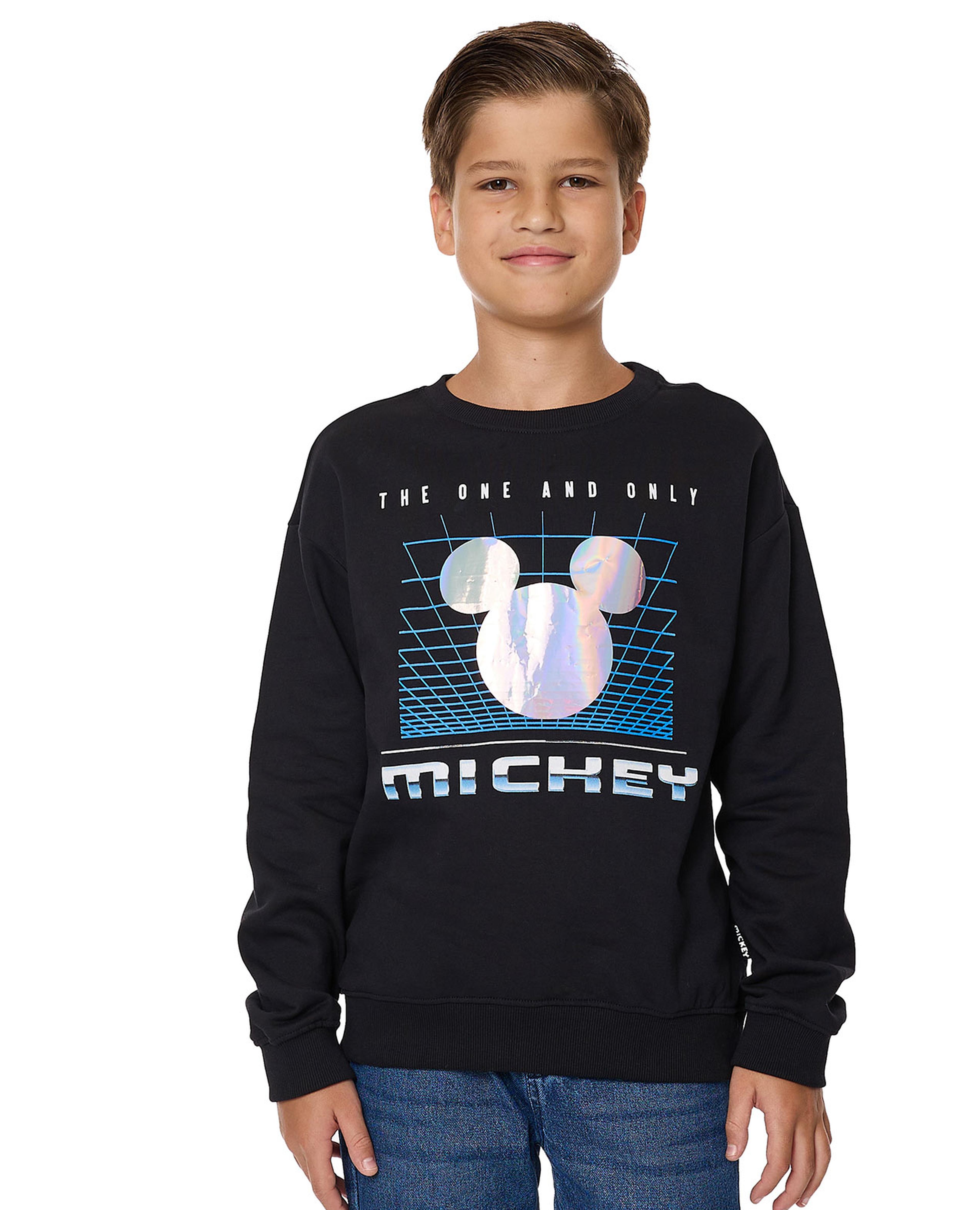 سويتشيرت بطبعة جرافيك برقبة دائرية وأكمام طويلة