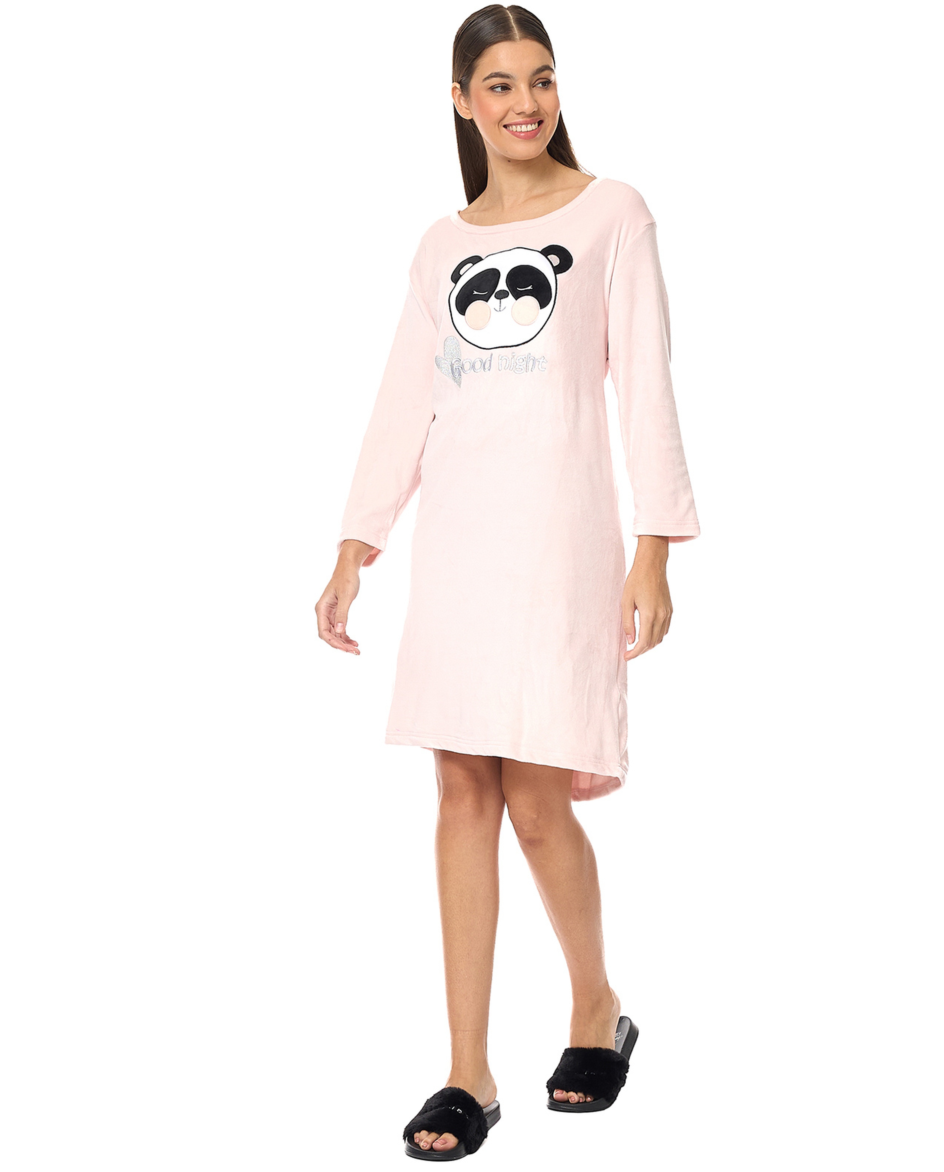 ثوب نوم مزين برقبة دائرية وأكمام طويلة