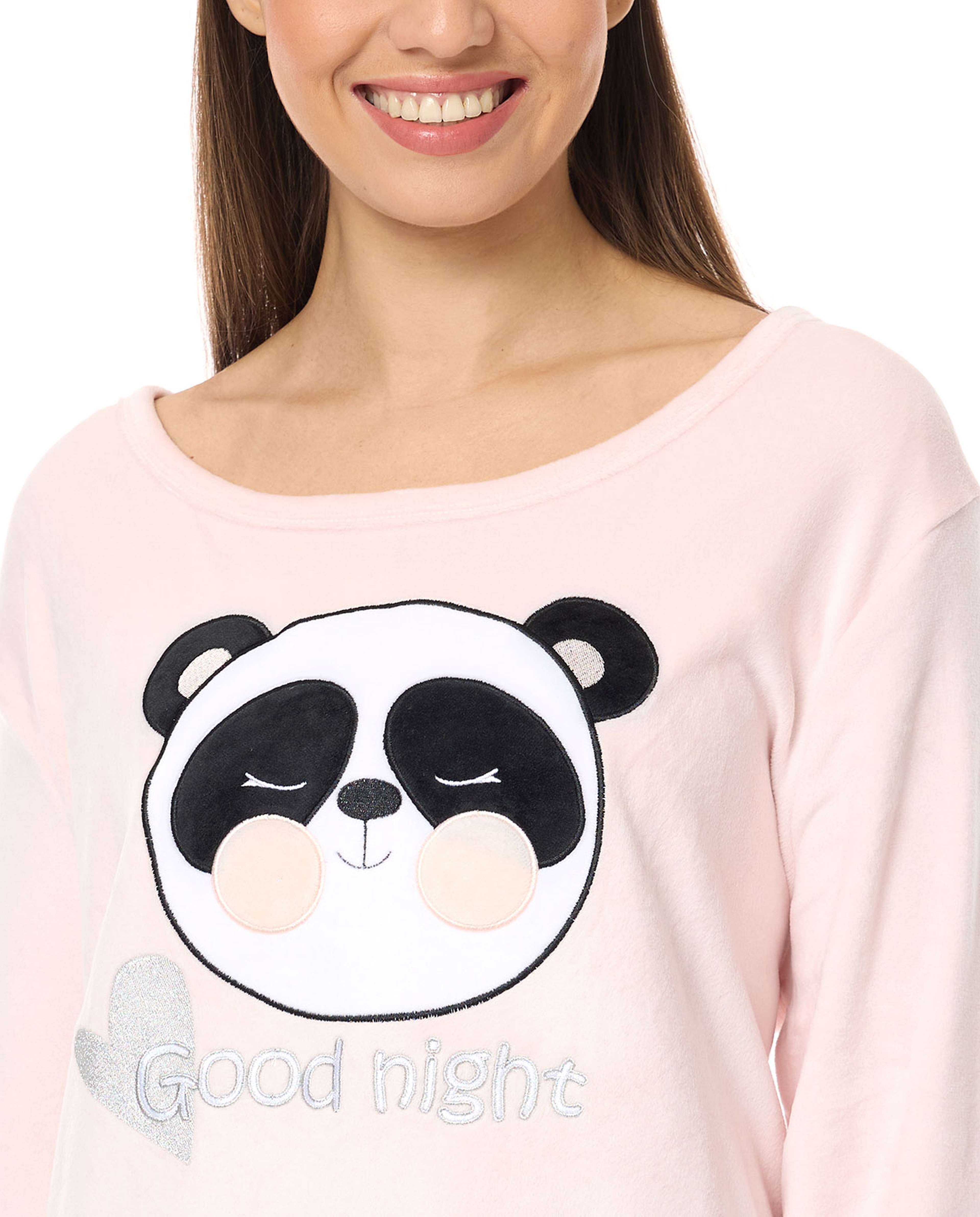 ثوب نوم مزين برقبة دائرية وأكمام طويلة