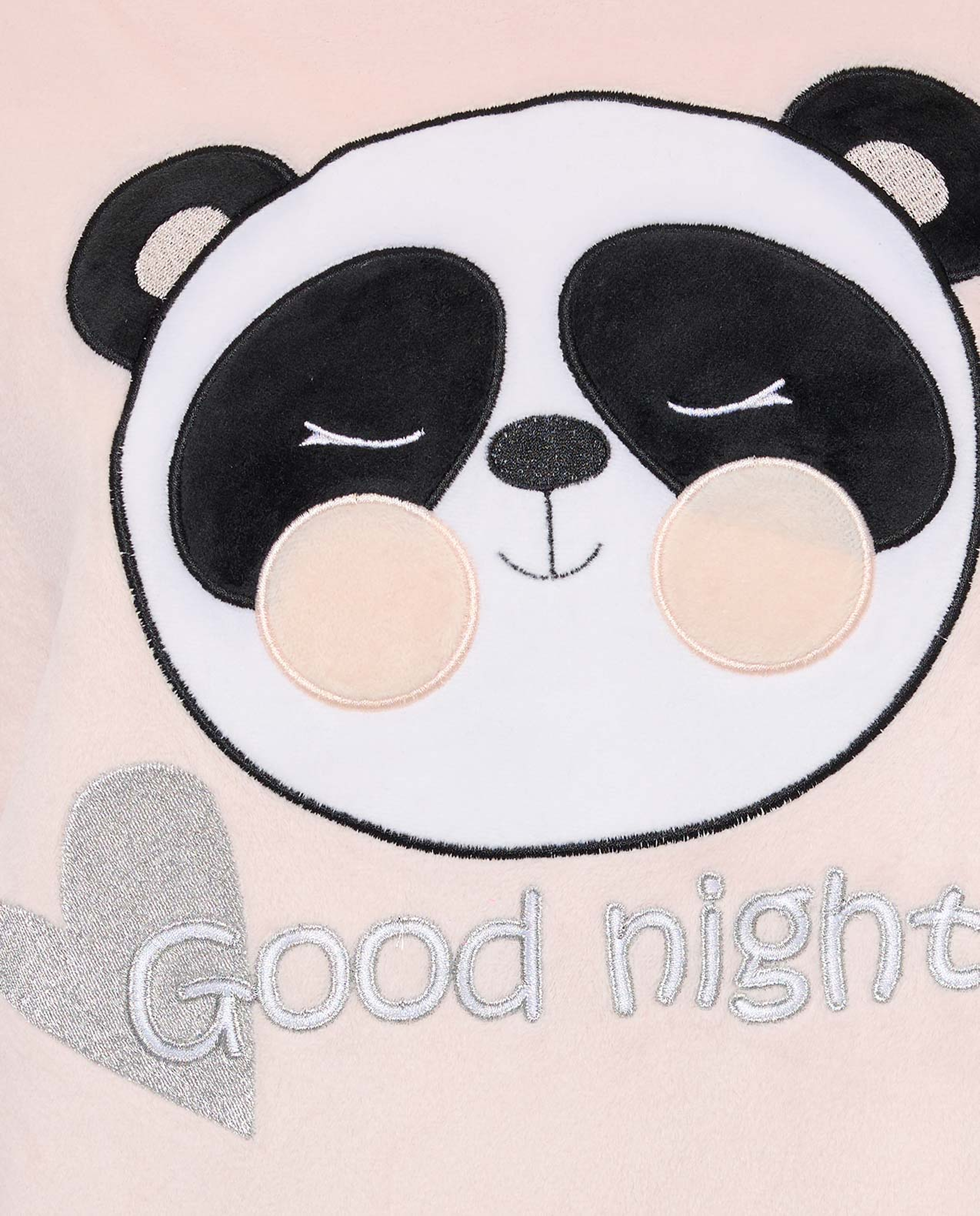 ثوب نوم مزين برقبة دائرية وأكمام طويلة