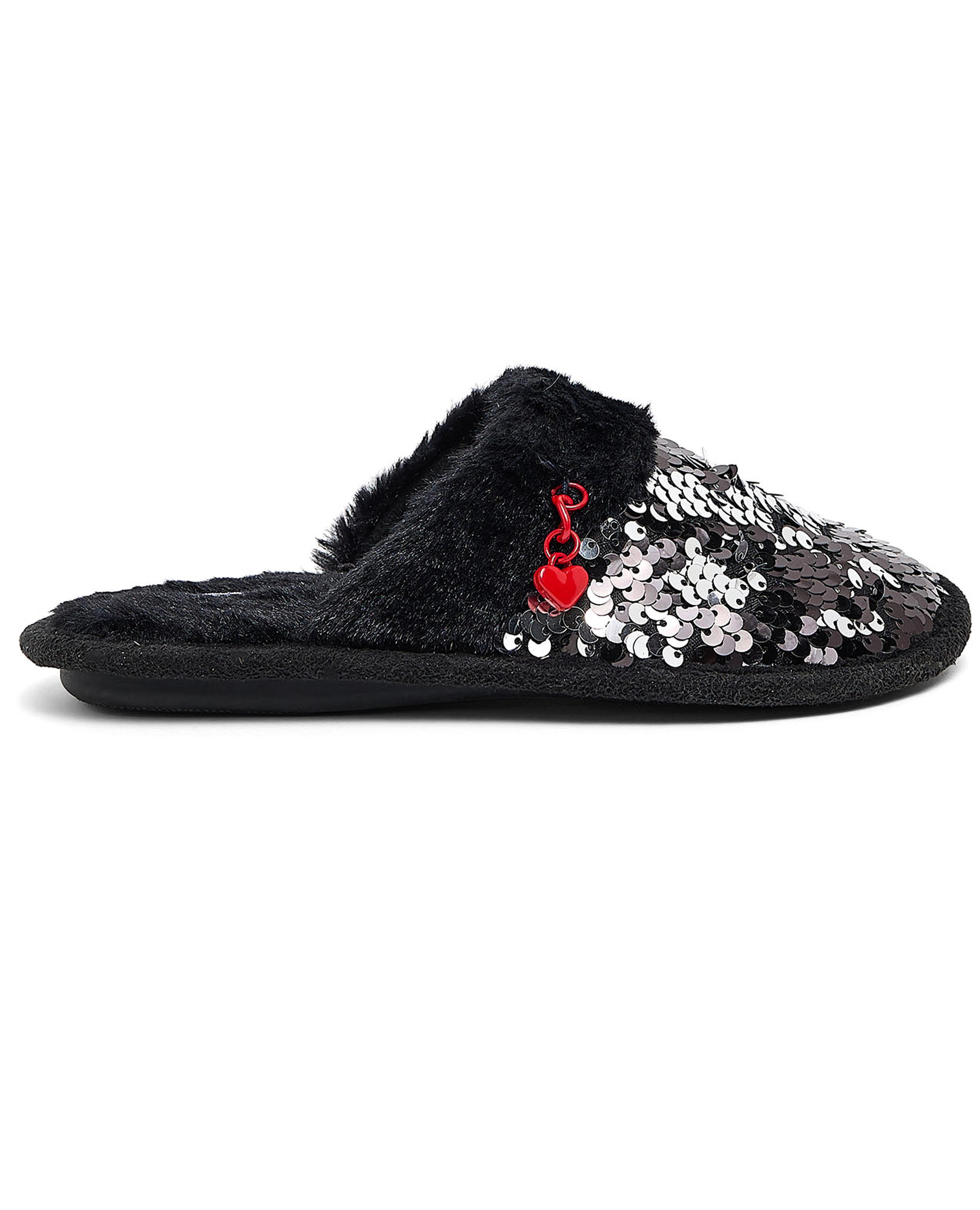 شبشب  غرفة نوم مزينة بالترتر