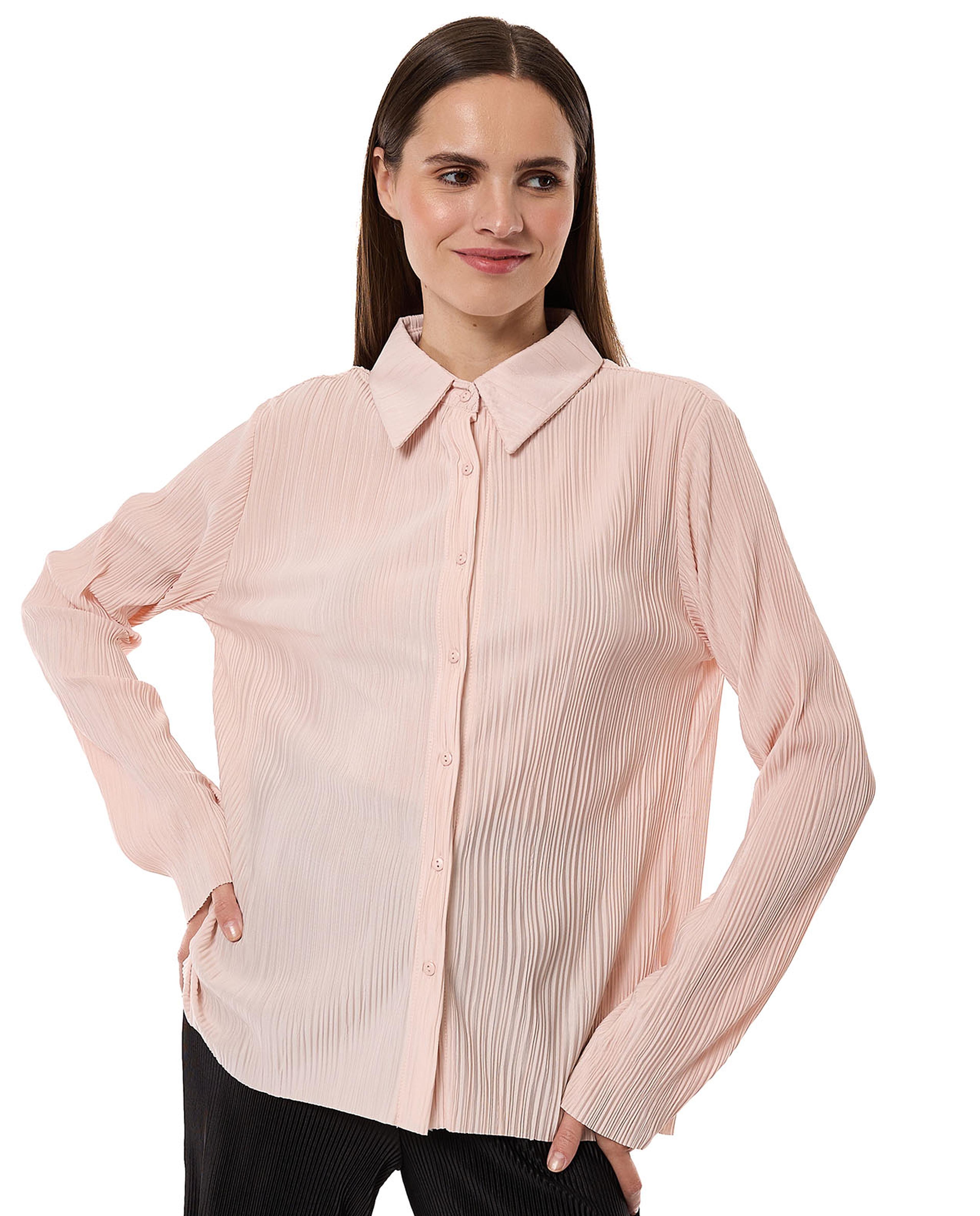 قميص بكسرات وياقة كلاسيكية وأكمام طويلة