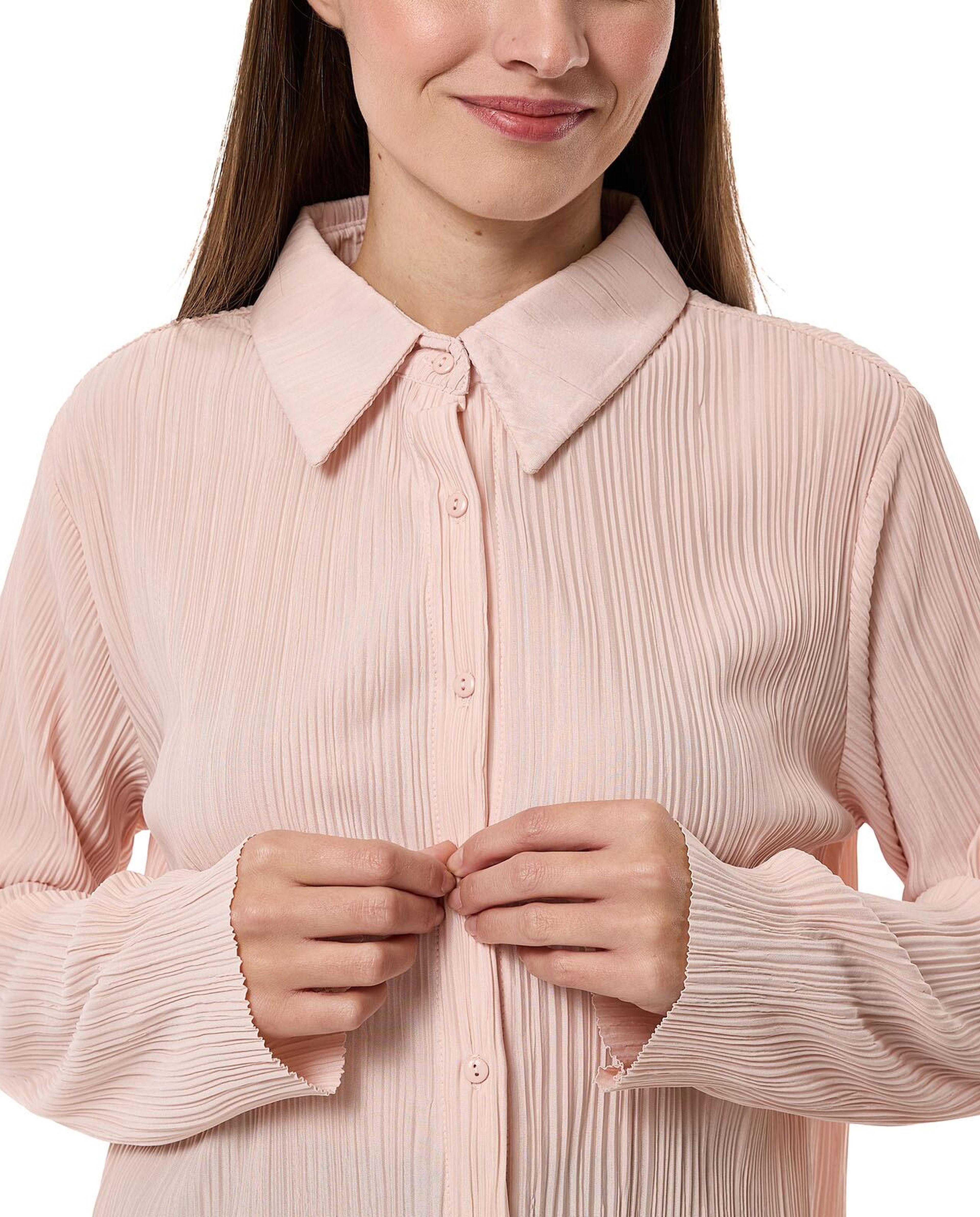 قميص بكسرات وياقة كلاسيكية وأكمام طويلة