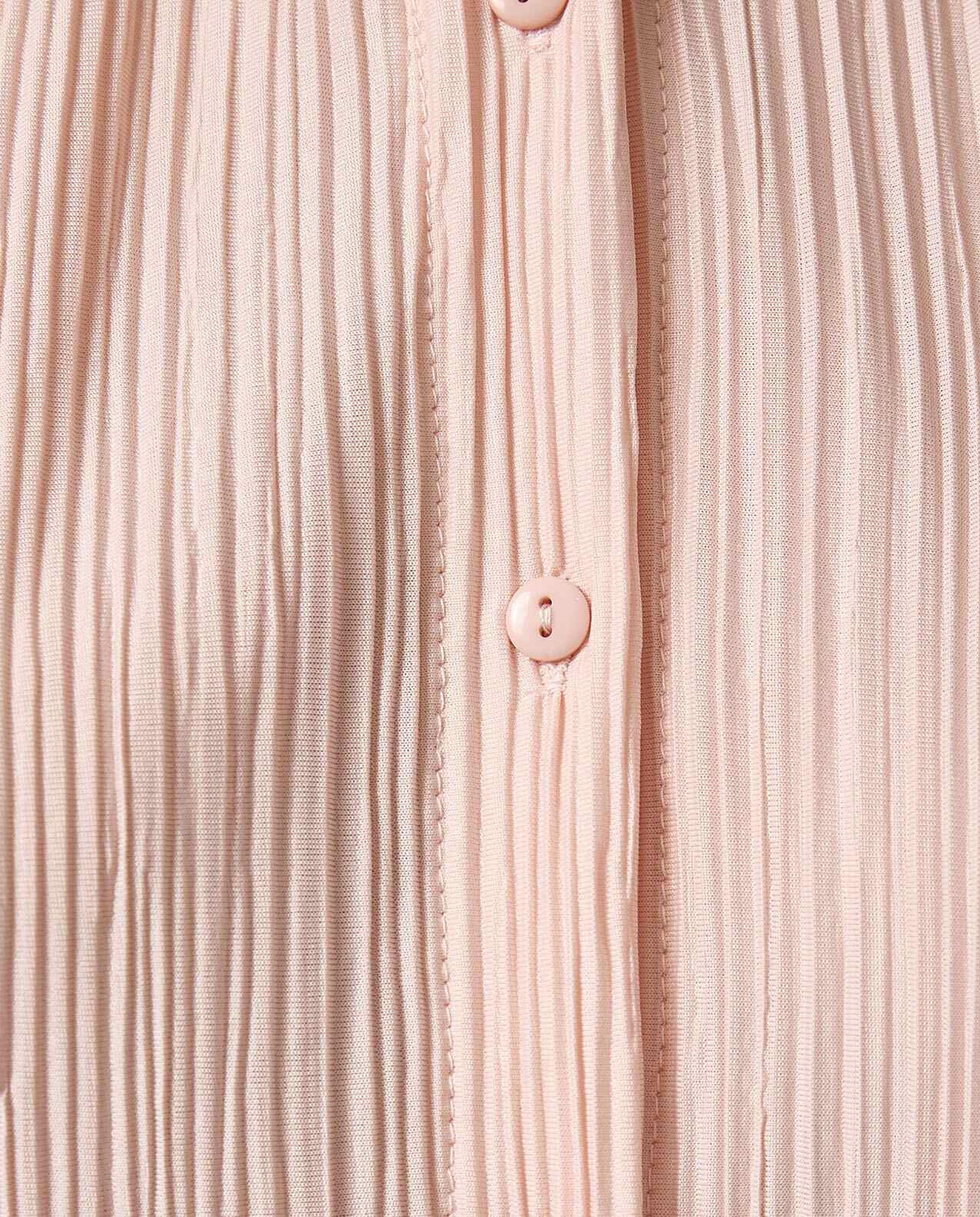 قميص بكسرات وياقة كلاسيكية وأكمام طويلة