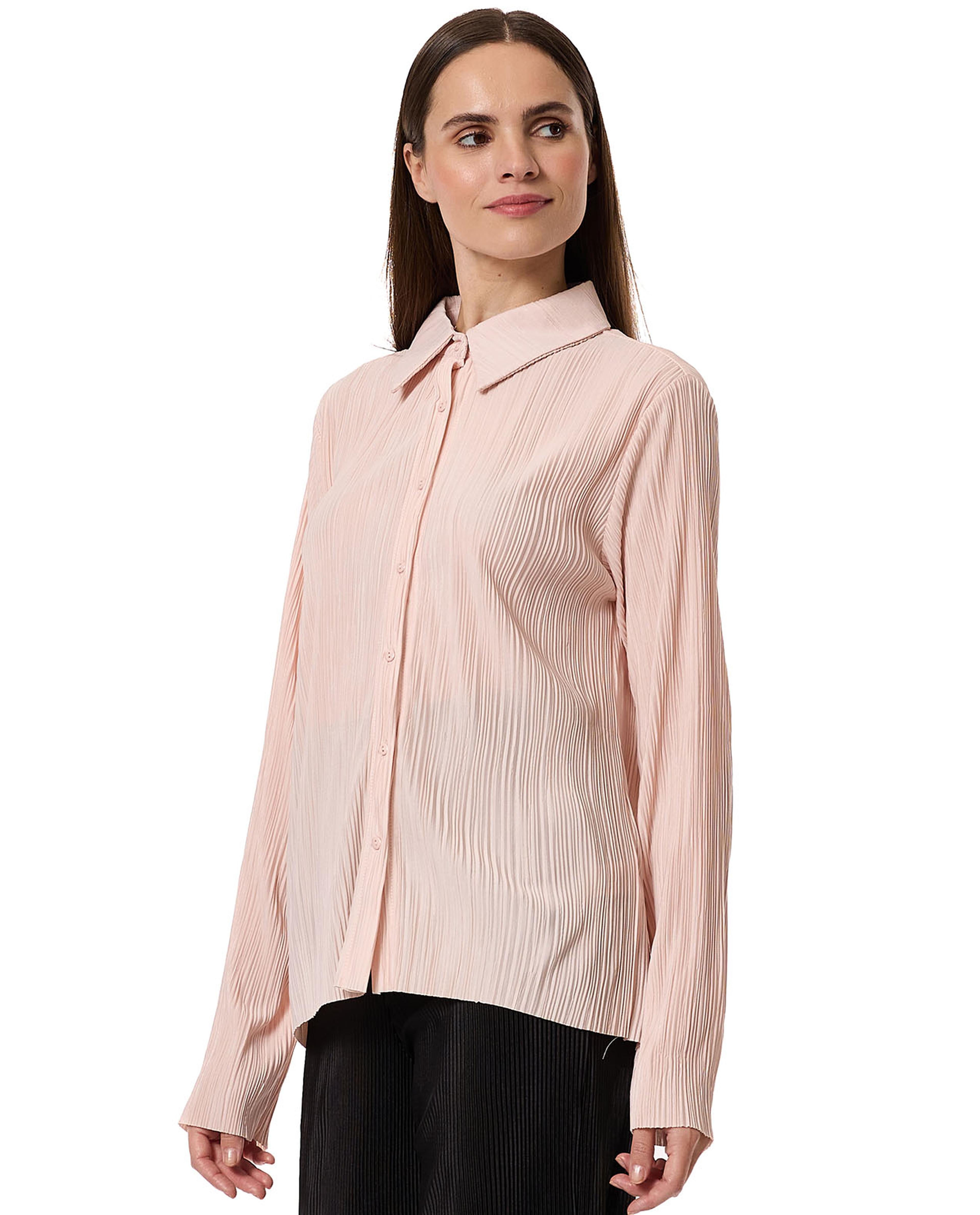 قميص بكسرات وياقة كلاسيكية وأكمام طويلة