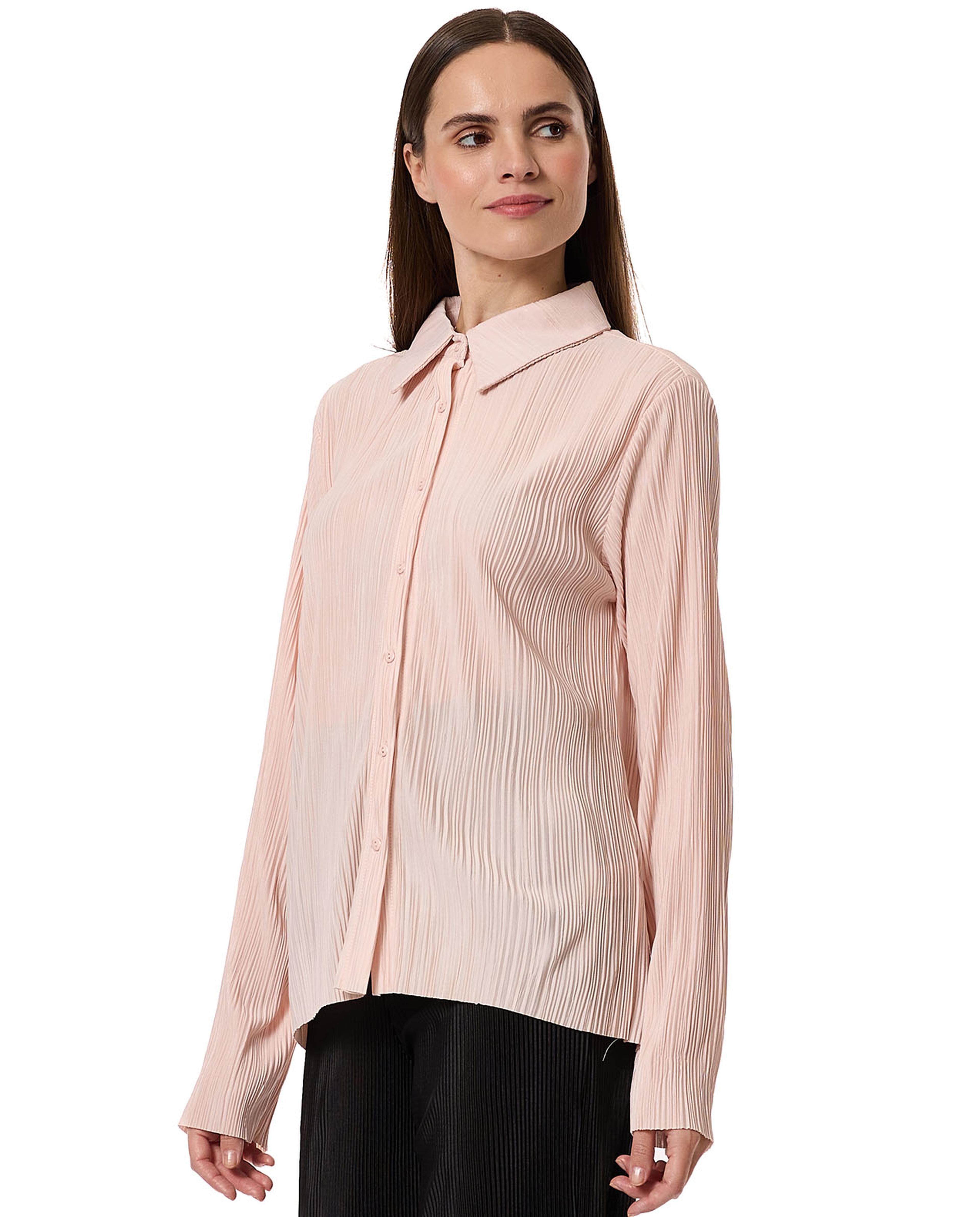 قميص بكسرات وياقة كلاسيكية وأكمام طويلة