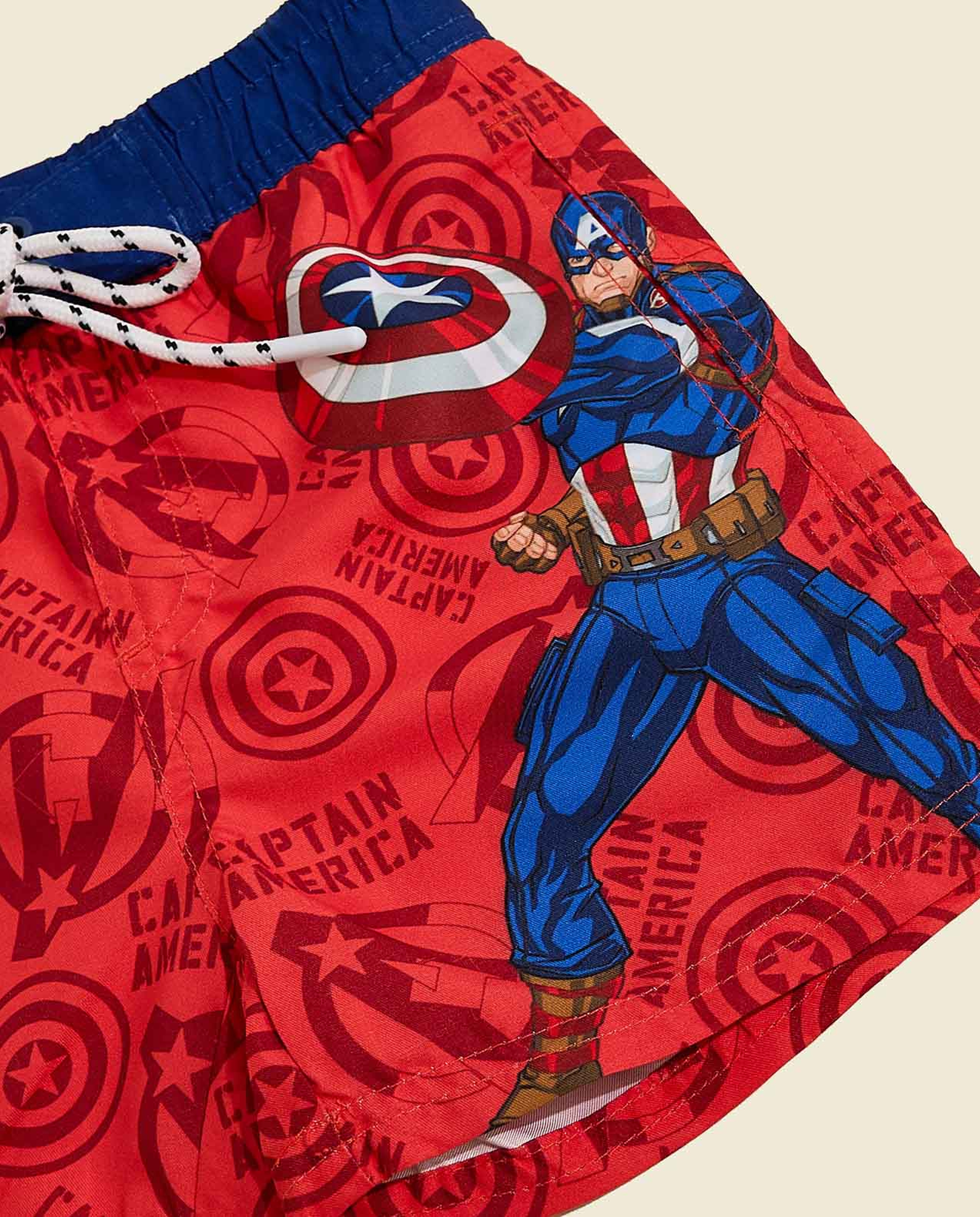 شورت سباحة برباط على الخصر وطبعة