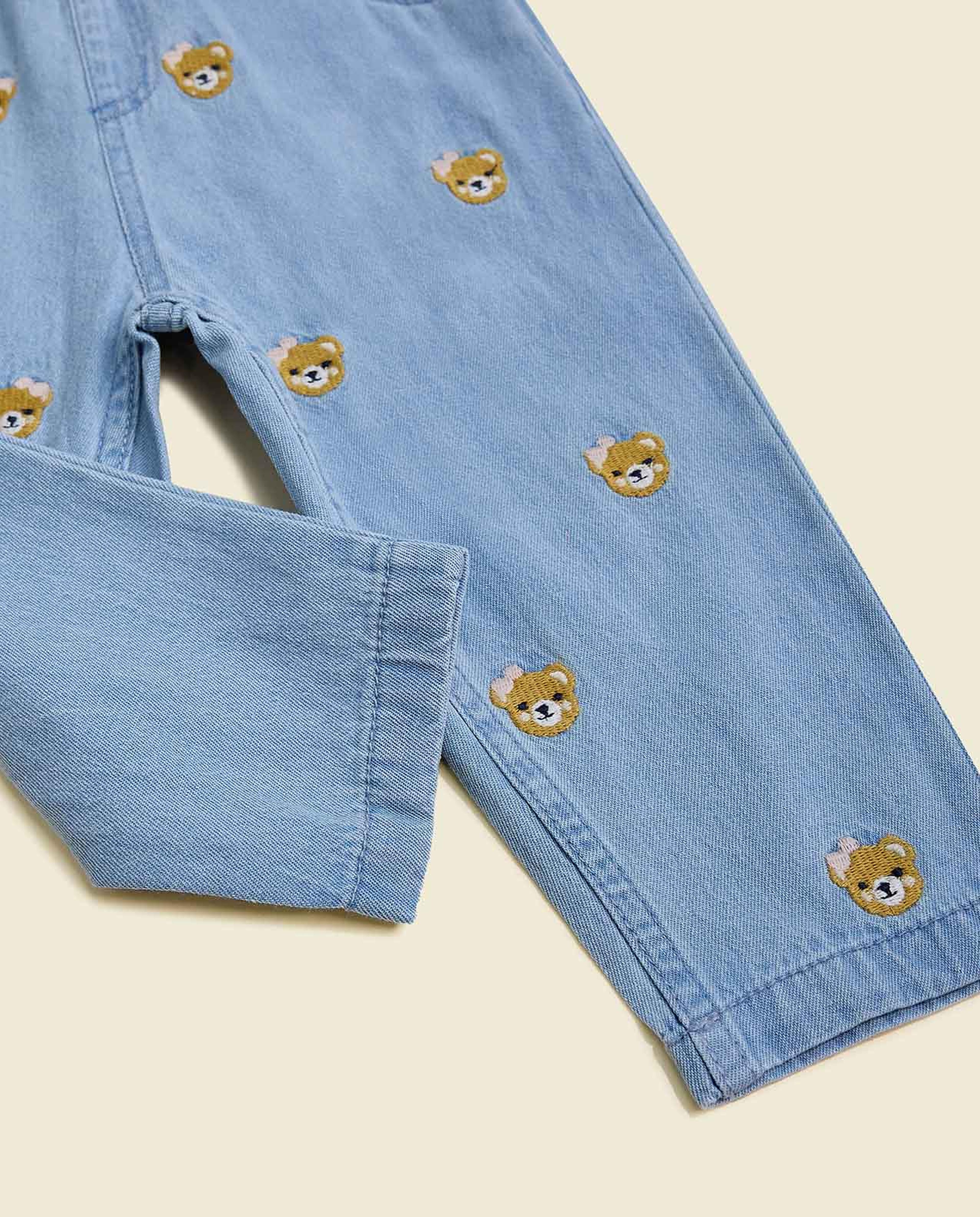 بنطال جينز مطرز بقصة مريحة ورباط على الخصر