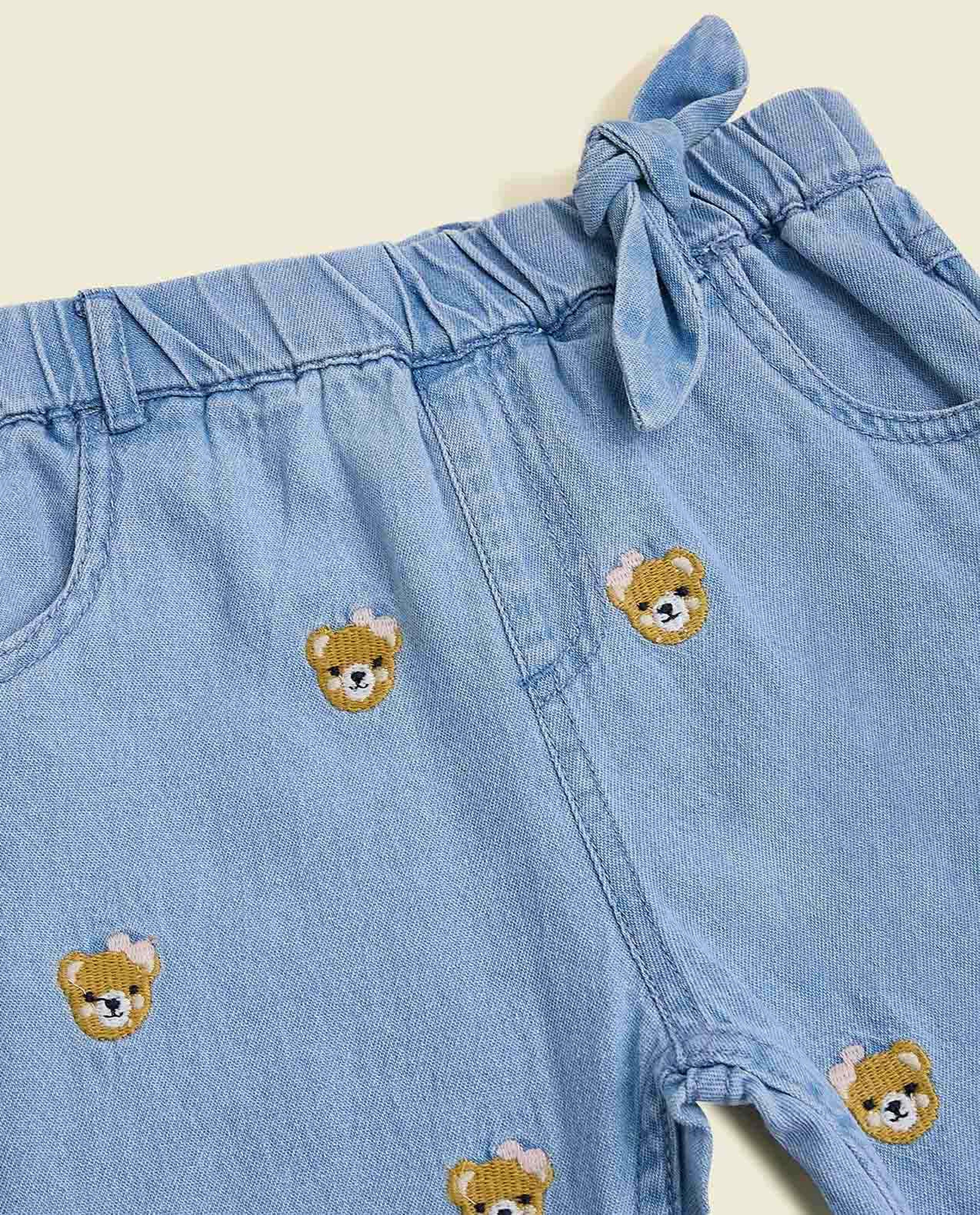 بنطال جينز مطرز بقصة مريحة ورباط على الخصر