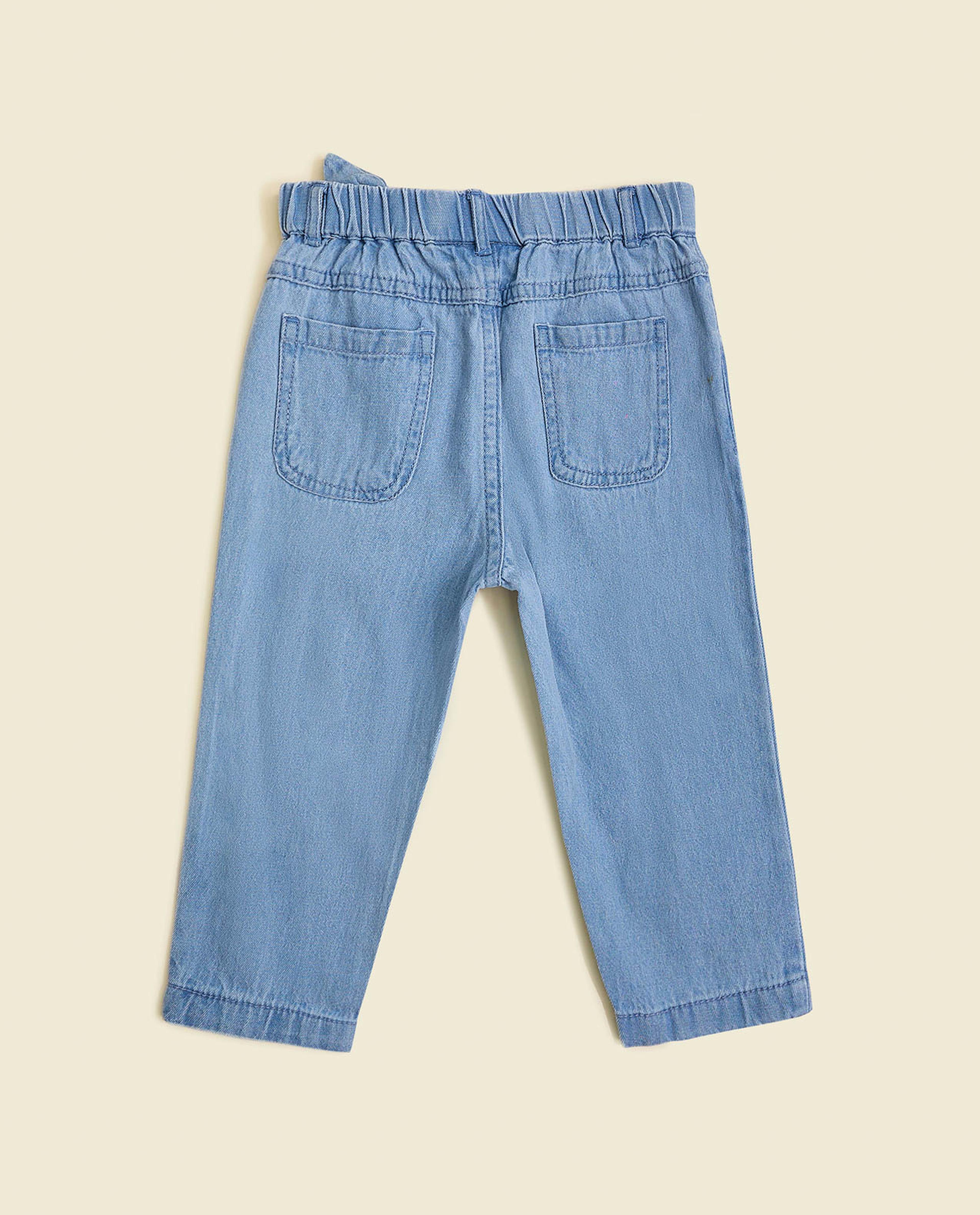 بنطال جينز مطرز بقصة مريحة ورباط على الخصر