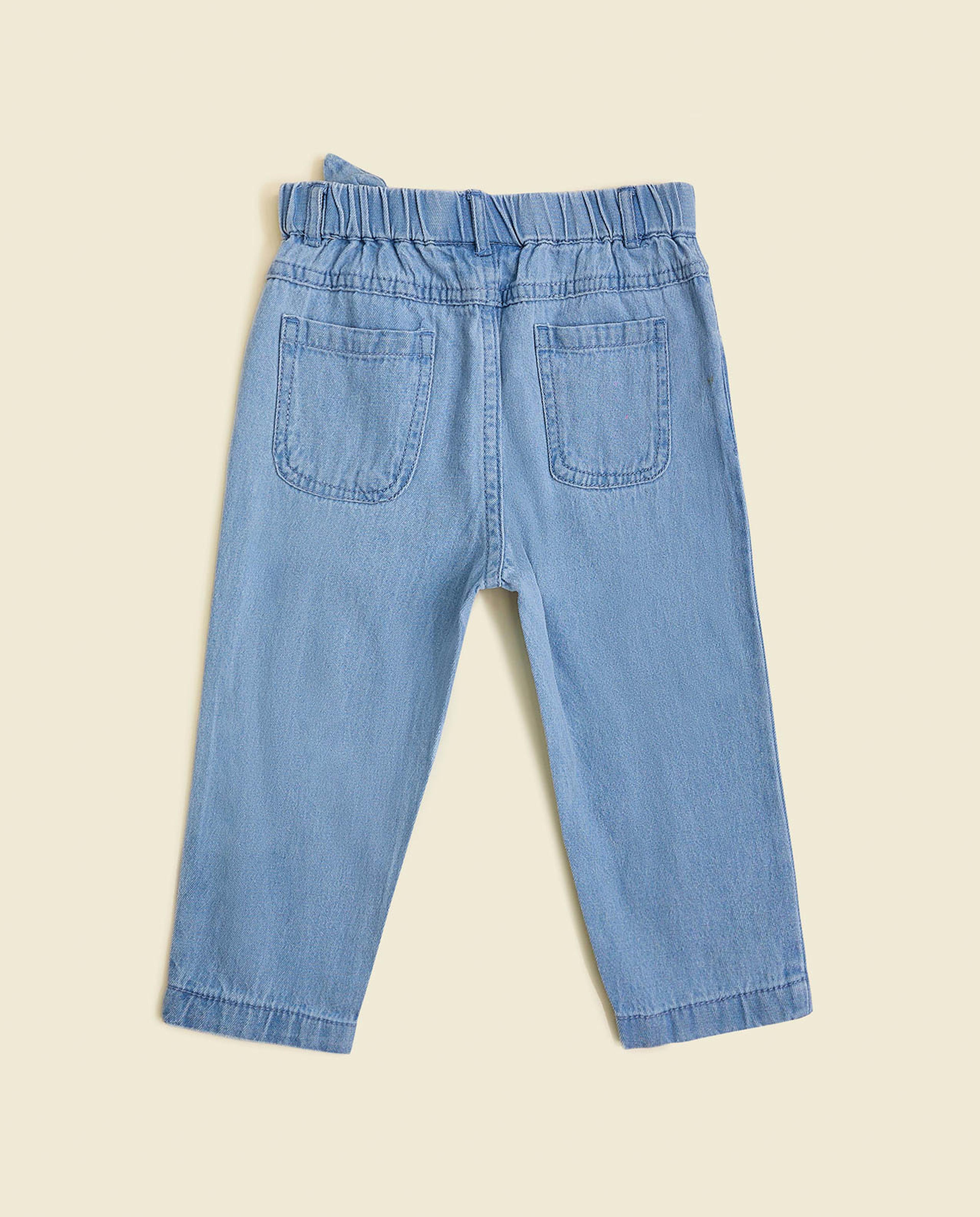 بنطال جينز مطرز بقصة مريحة ورباط على الخصر