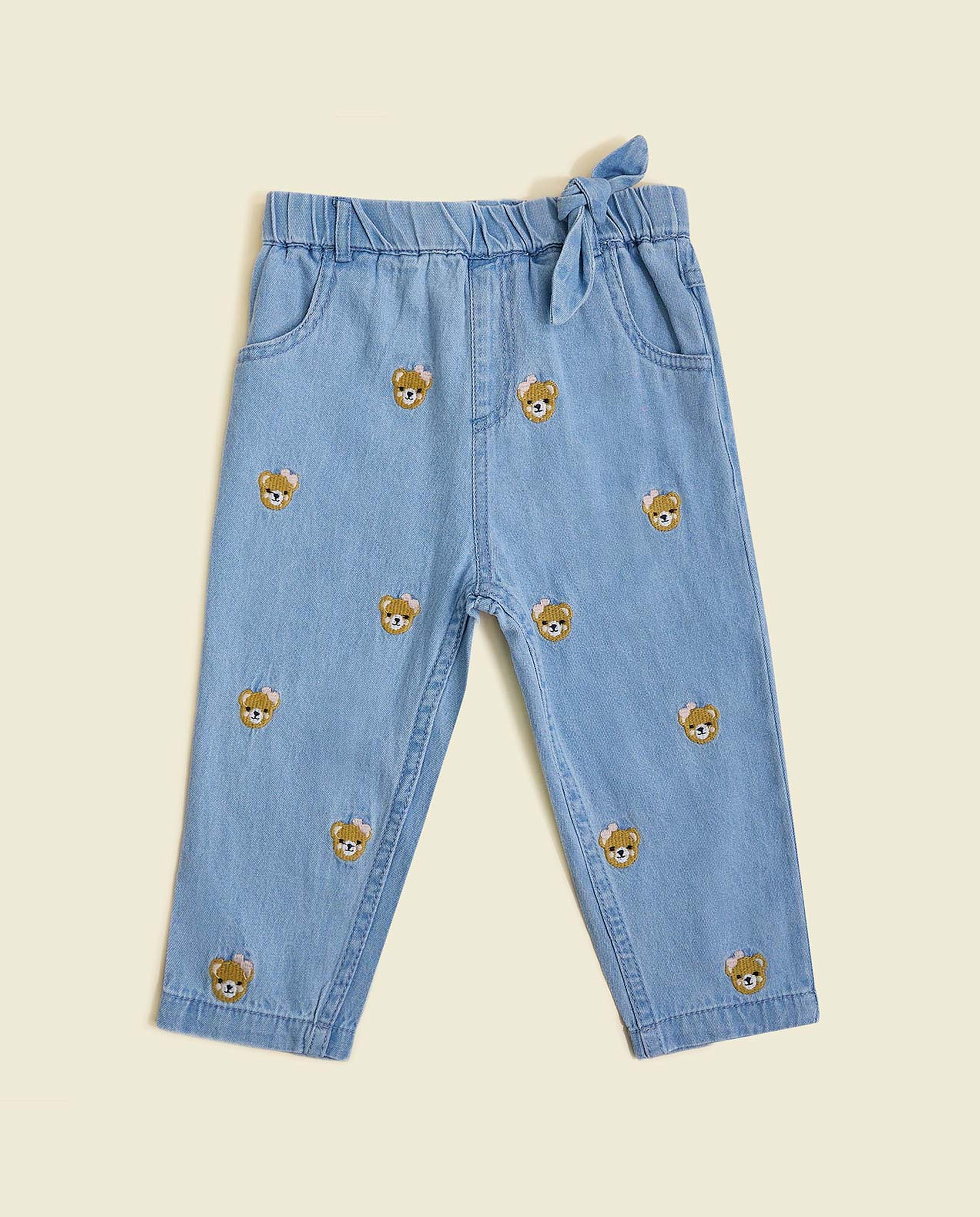 بنطال جينز مطرز بقصة مريحة ورباط على الخصر