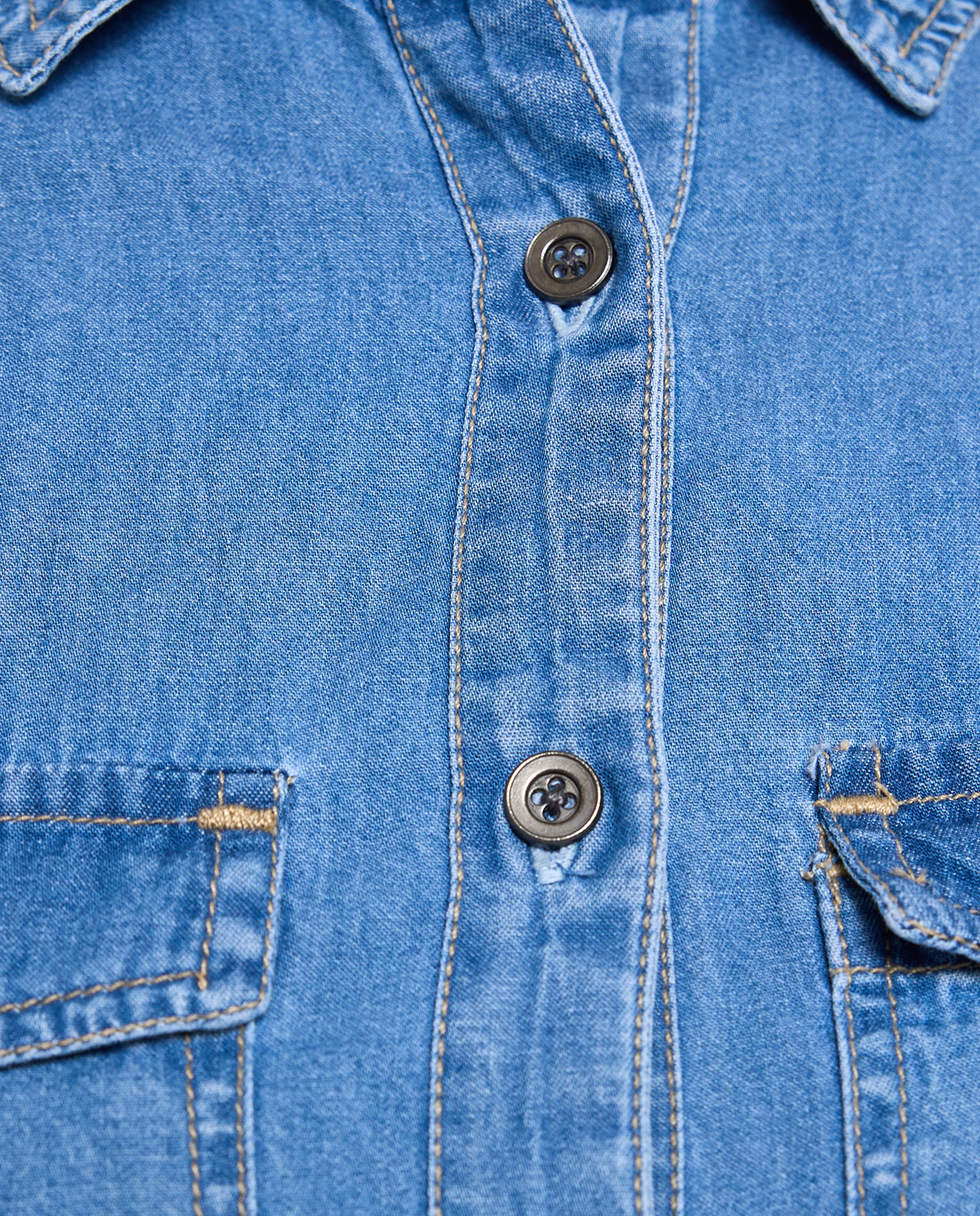 قميص دنيم بياقة كلاسيكية وأكمام طويلة