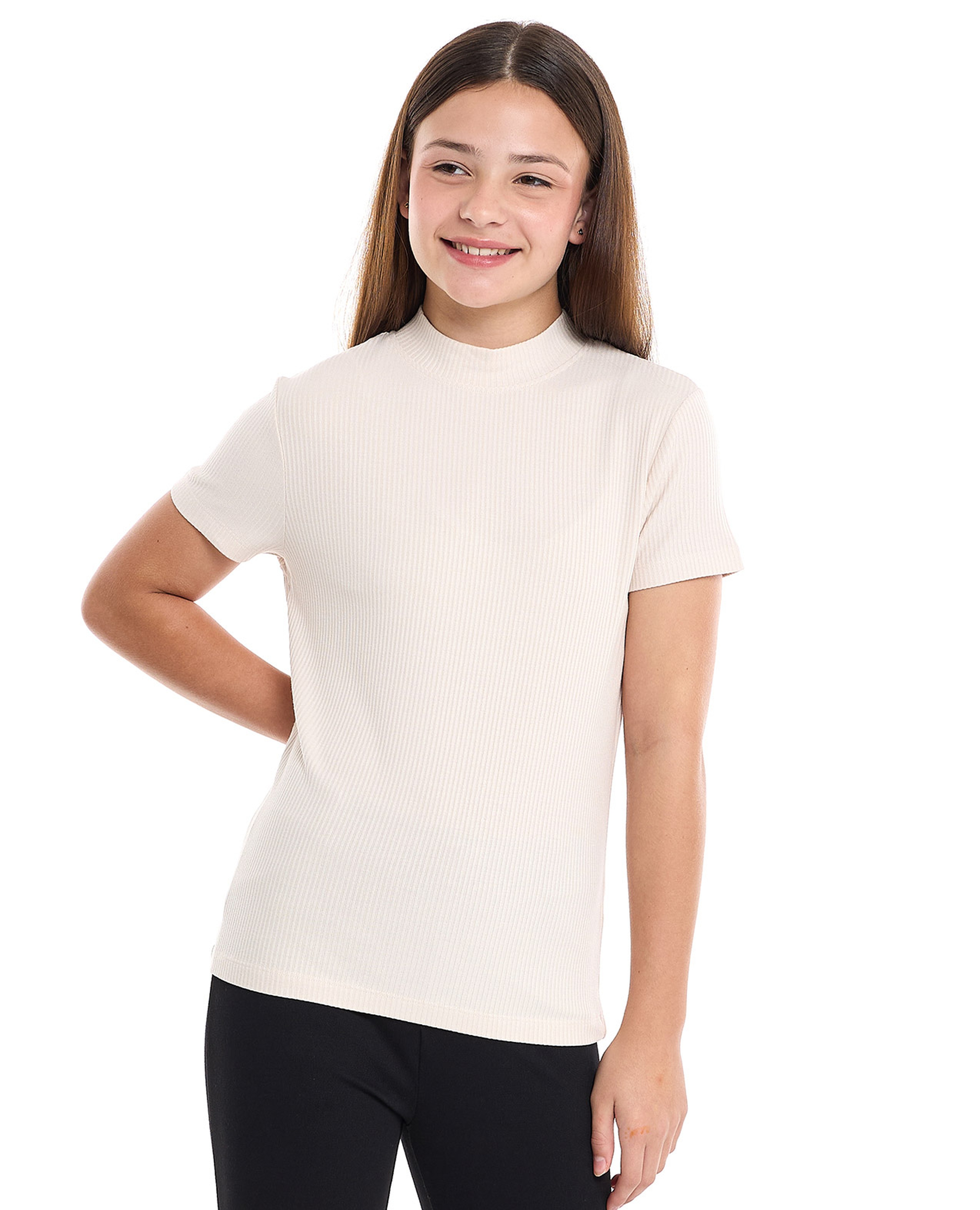 توب مرن بياقة عالية وأكمام قصيرة