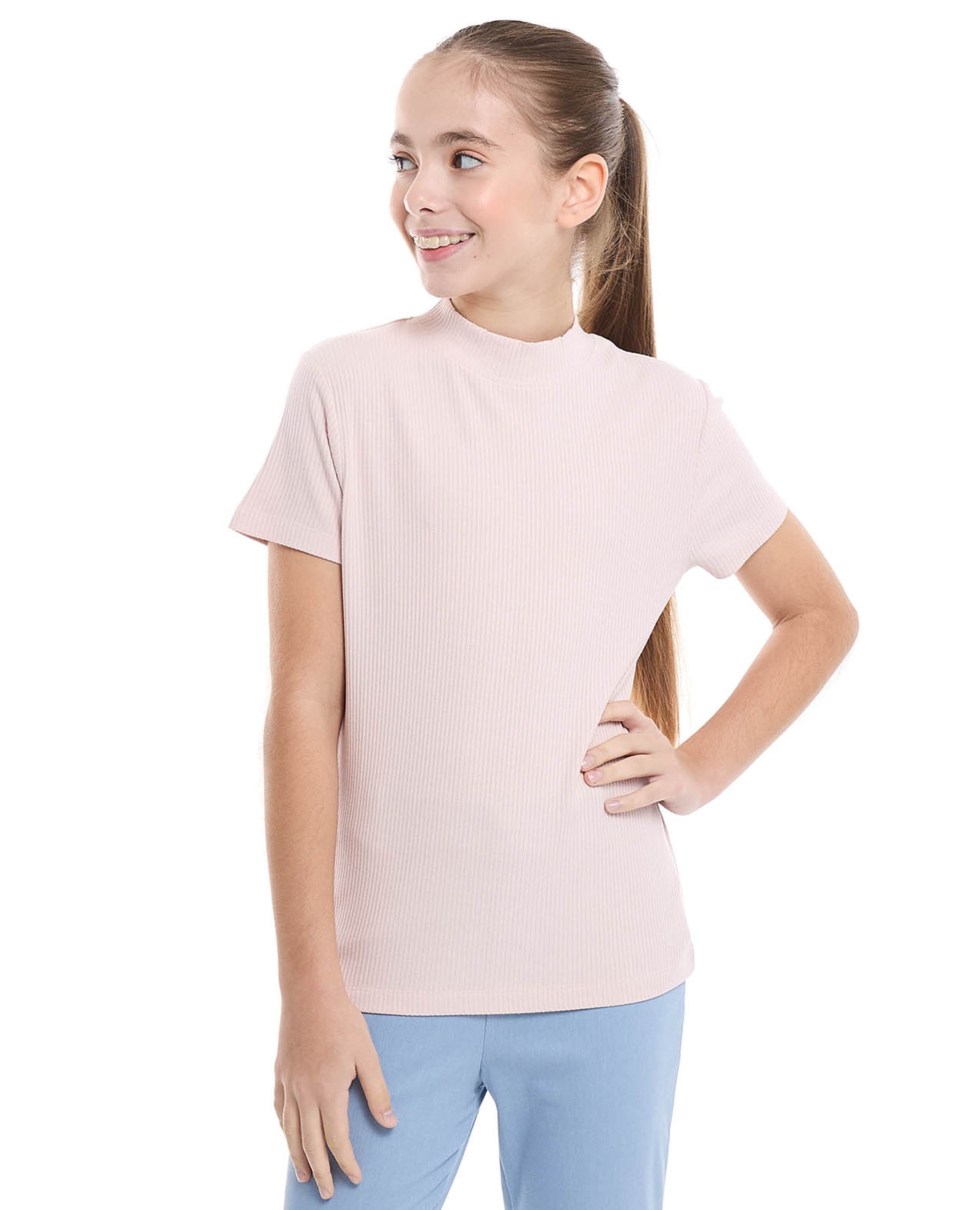 توب مرن بياقة عالية وأكمام قصيرة