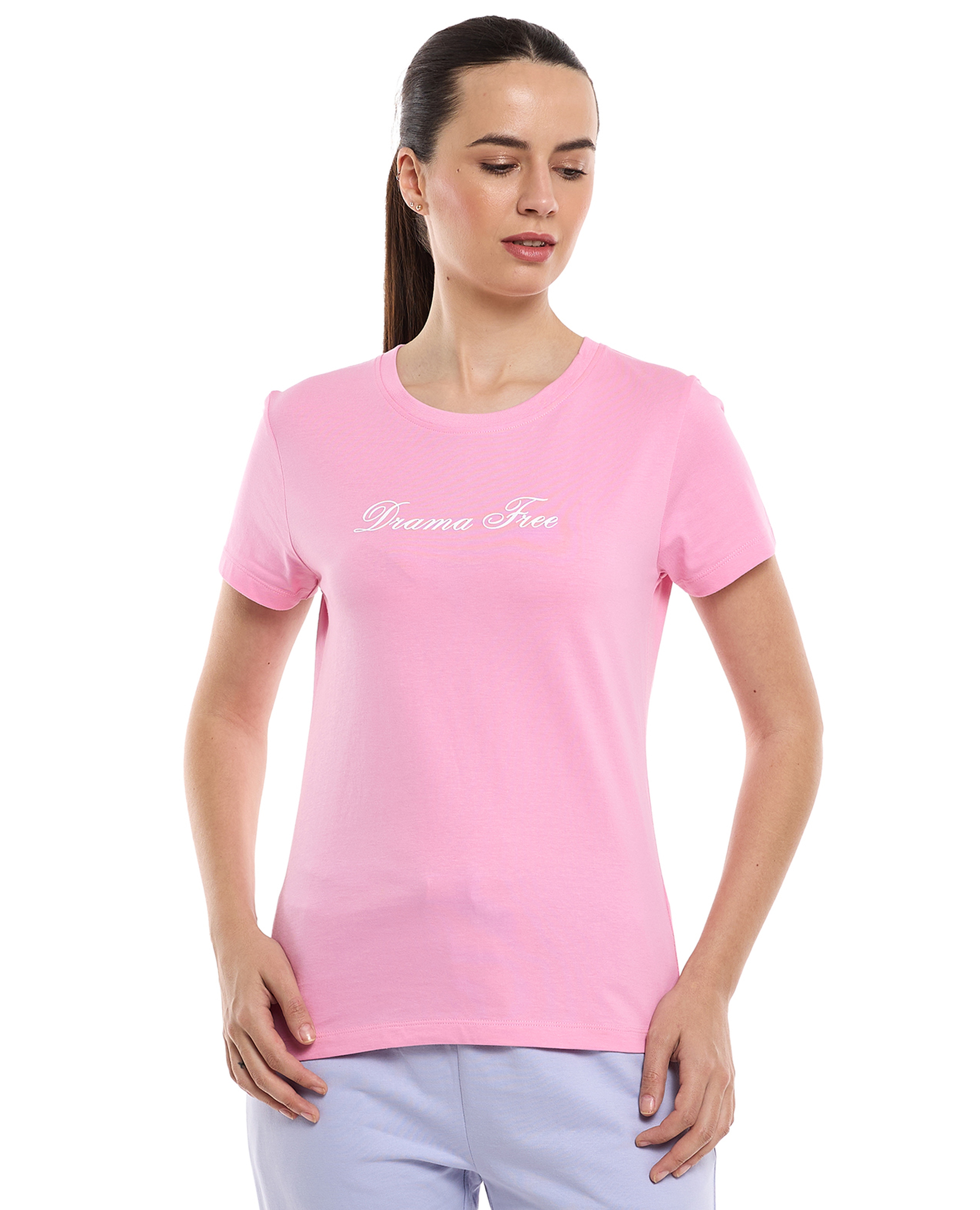 تيشيرت بطبعة حروف بياقة مستديرة وأكمام قصيرة