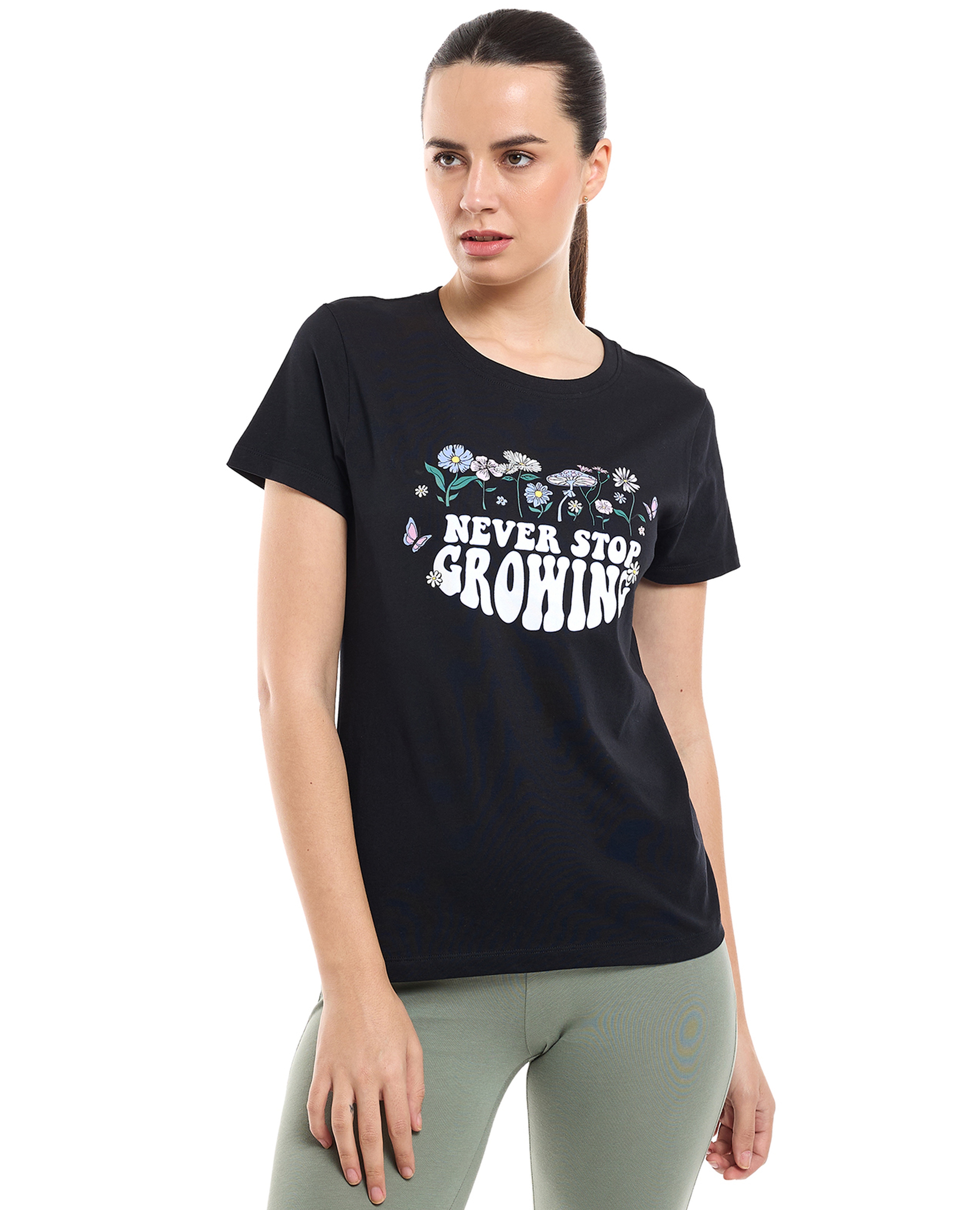 تيشيرت بطبعة جرافيك بياقة مستديرة وأكمام قصيرة