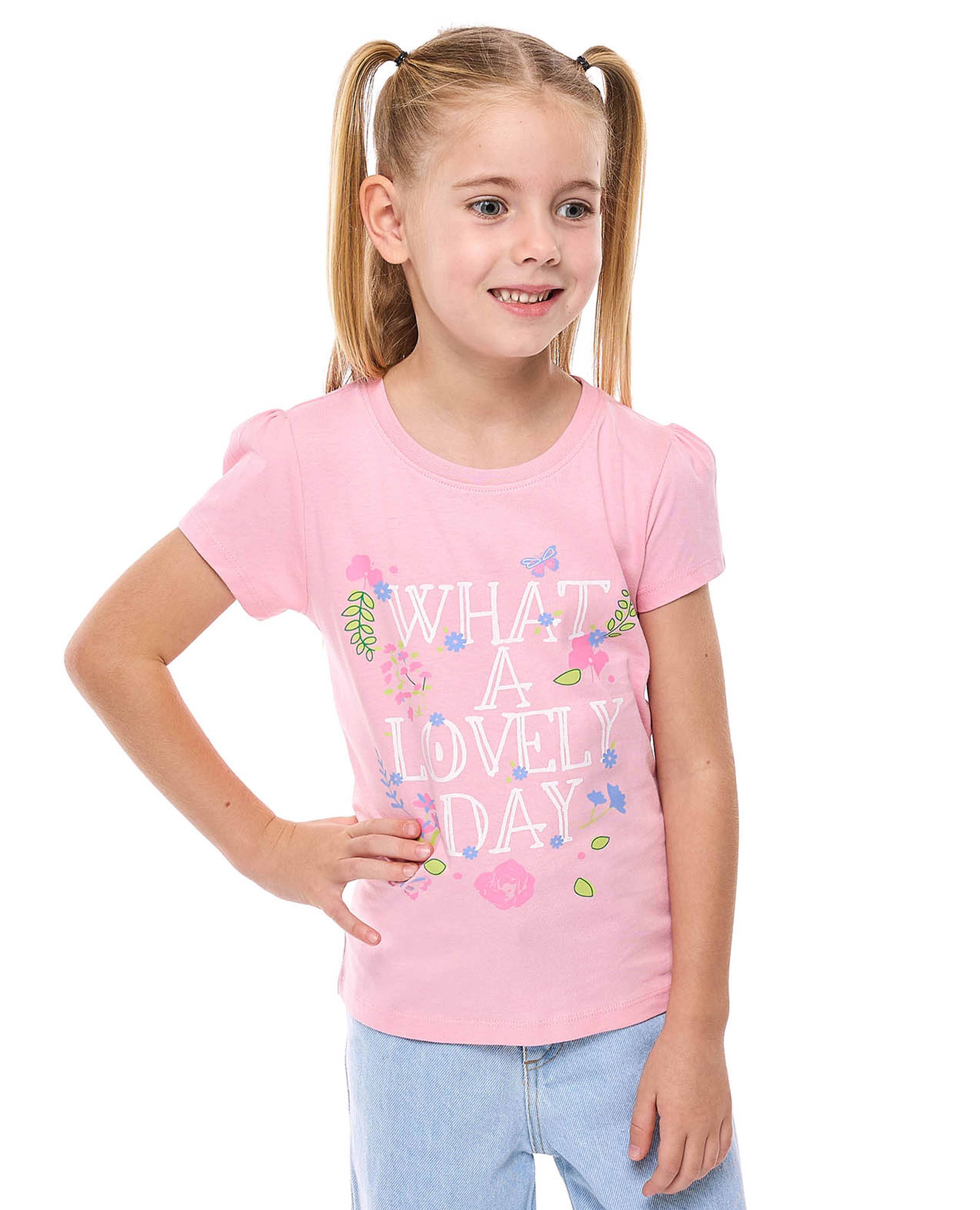 توب بطبعة وياقة عالية وأكمام منفوشة