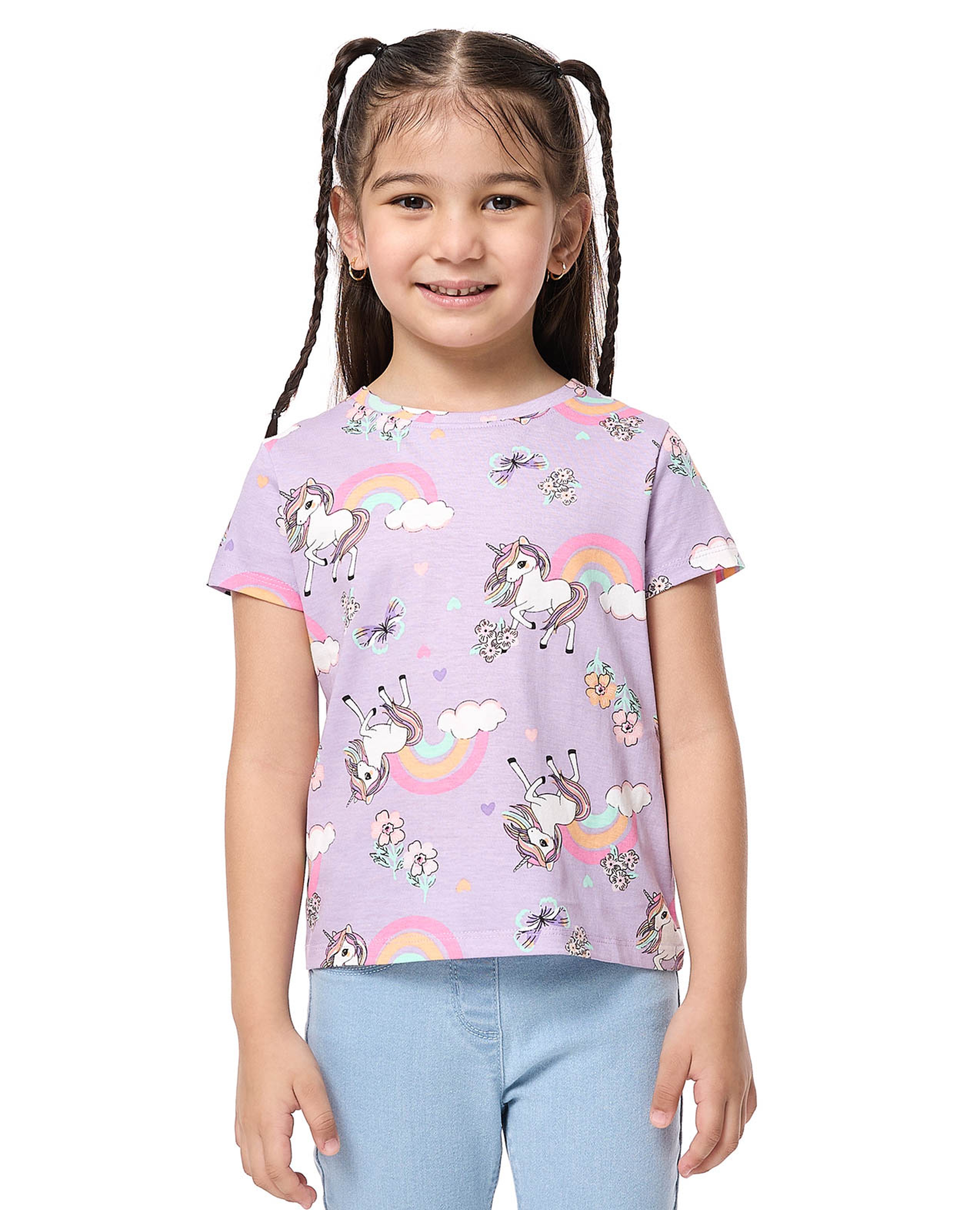 تيشيرت بطبعة وياقة عالية وأكمام قصيرة