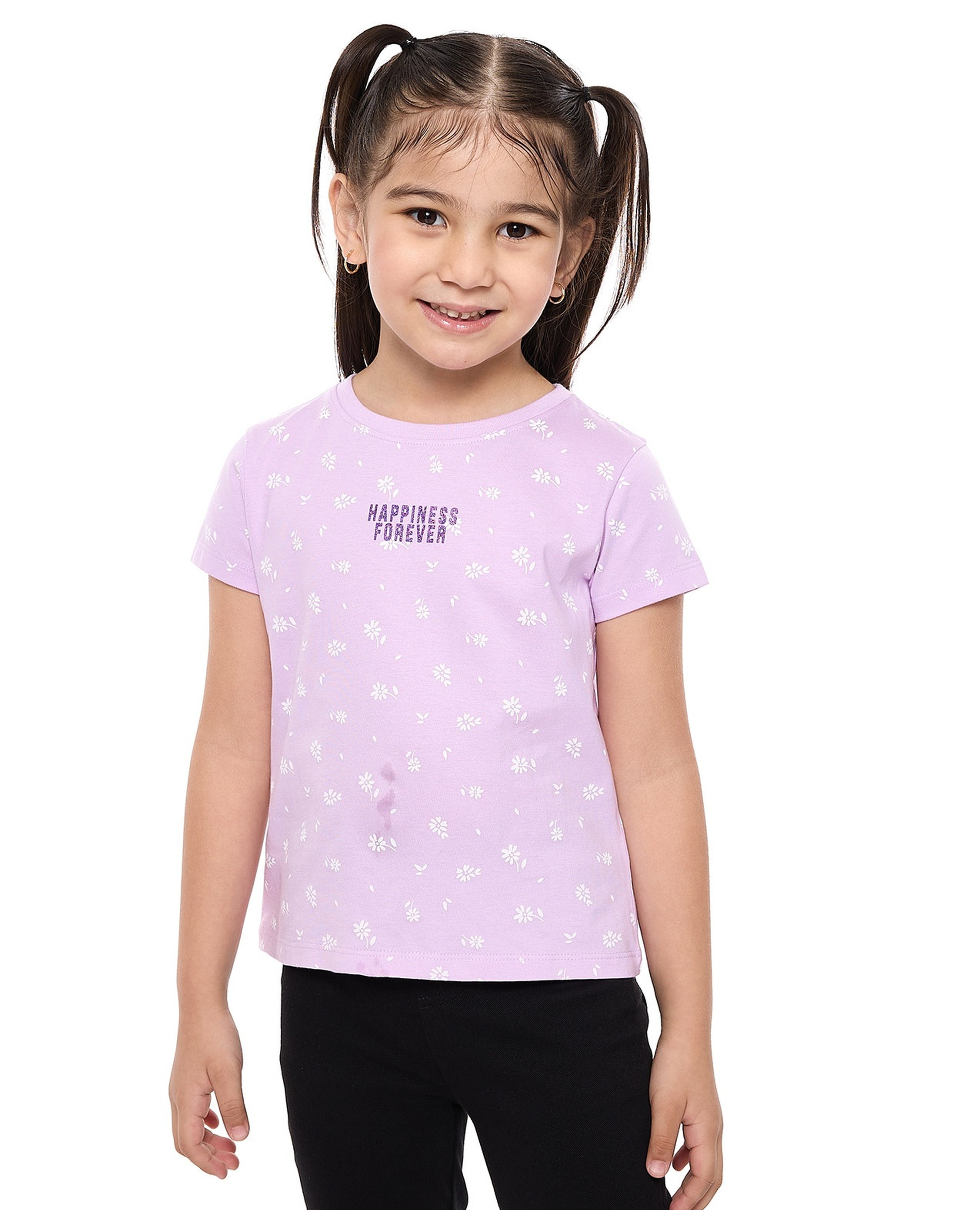 تيشيرت بطبعة وياقة عالية وأكمام قصيرة