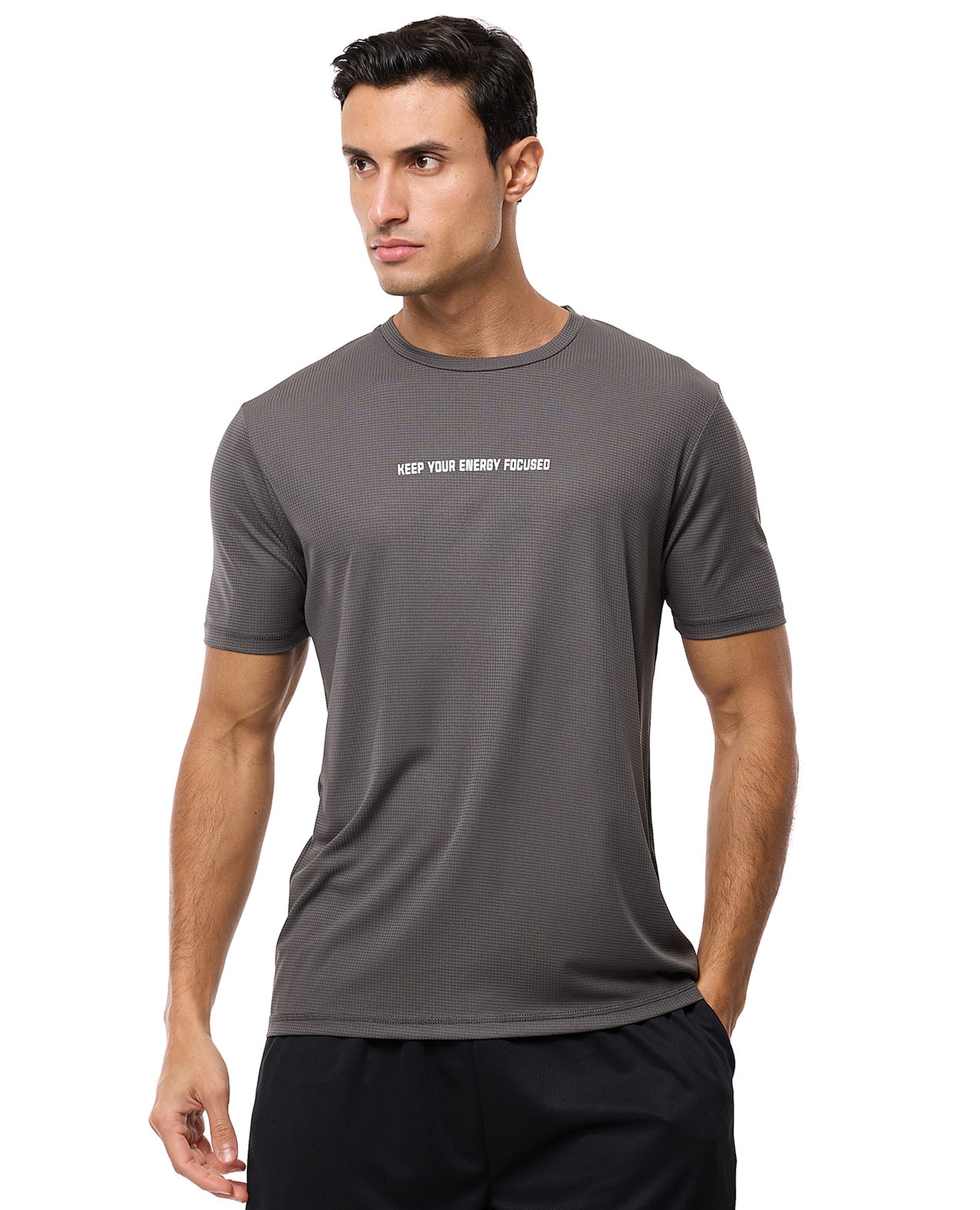 تيشيرت رياضي بطبعة حروف وياقة مستديرة وأكمام قصيرة