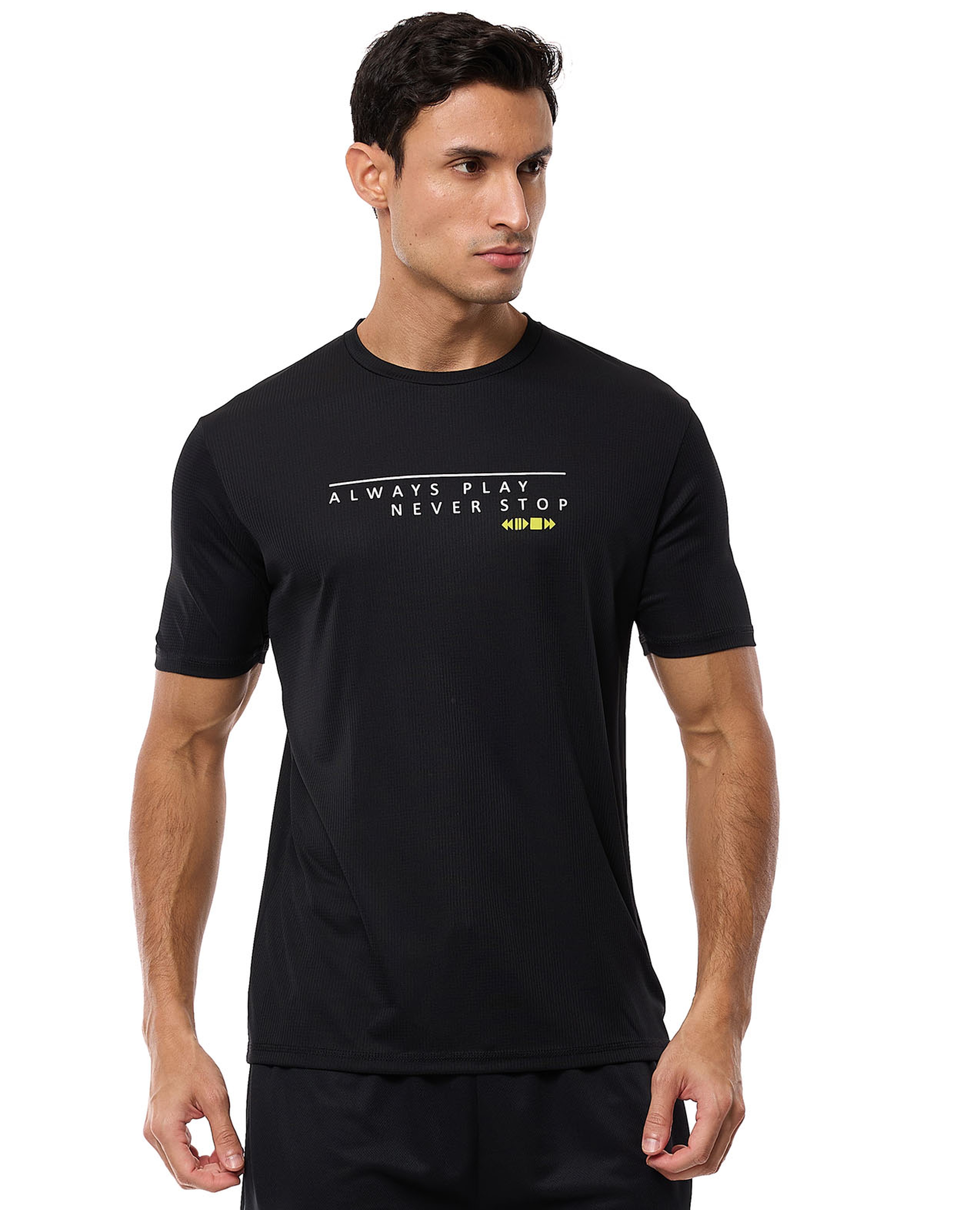 تيشيرت رياضي بطبعة حروف وياقة مستديرة وأكمام قصيرة