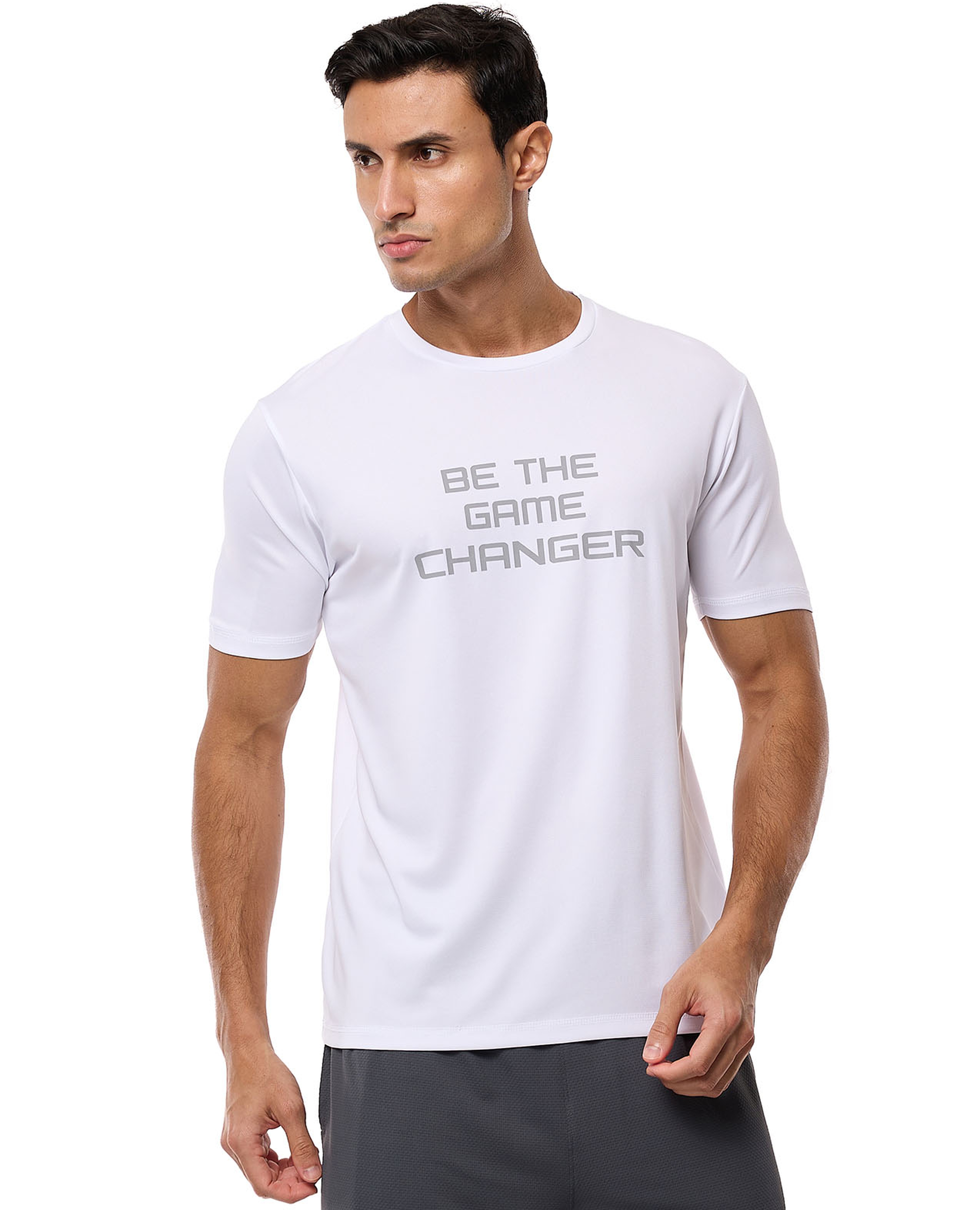 تيشيرت رياضي بطبعة حروف وياقة مستديرة وأكمام قصيرة