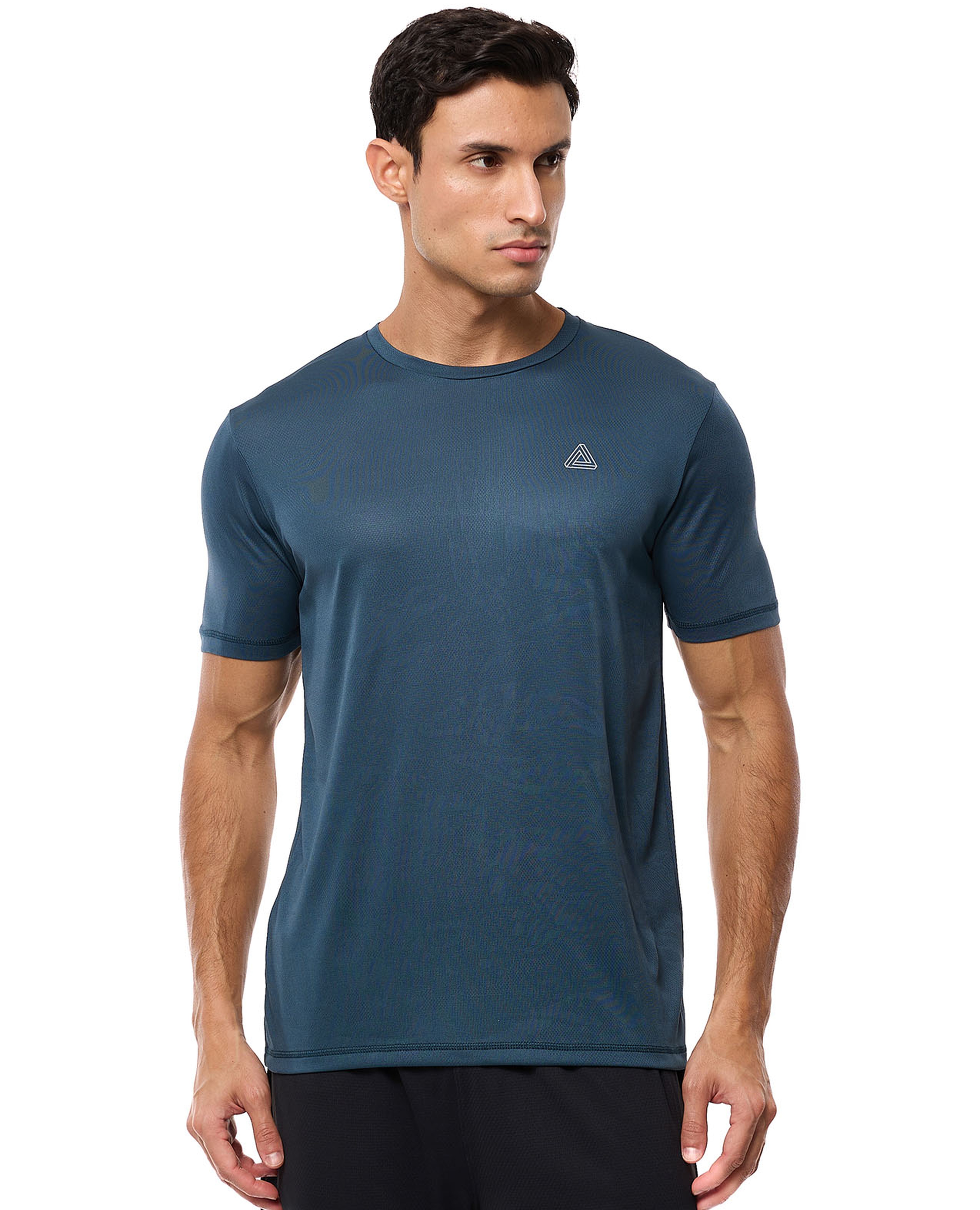 تيشيرت رياضي بياقة مستديرة وأكمام قصيرة