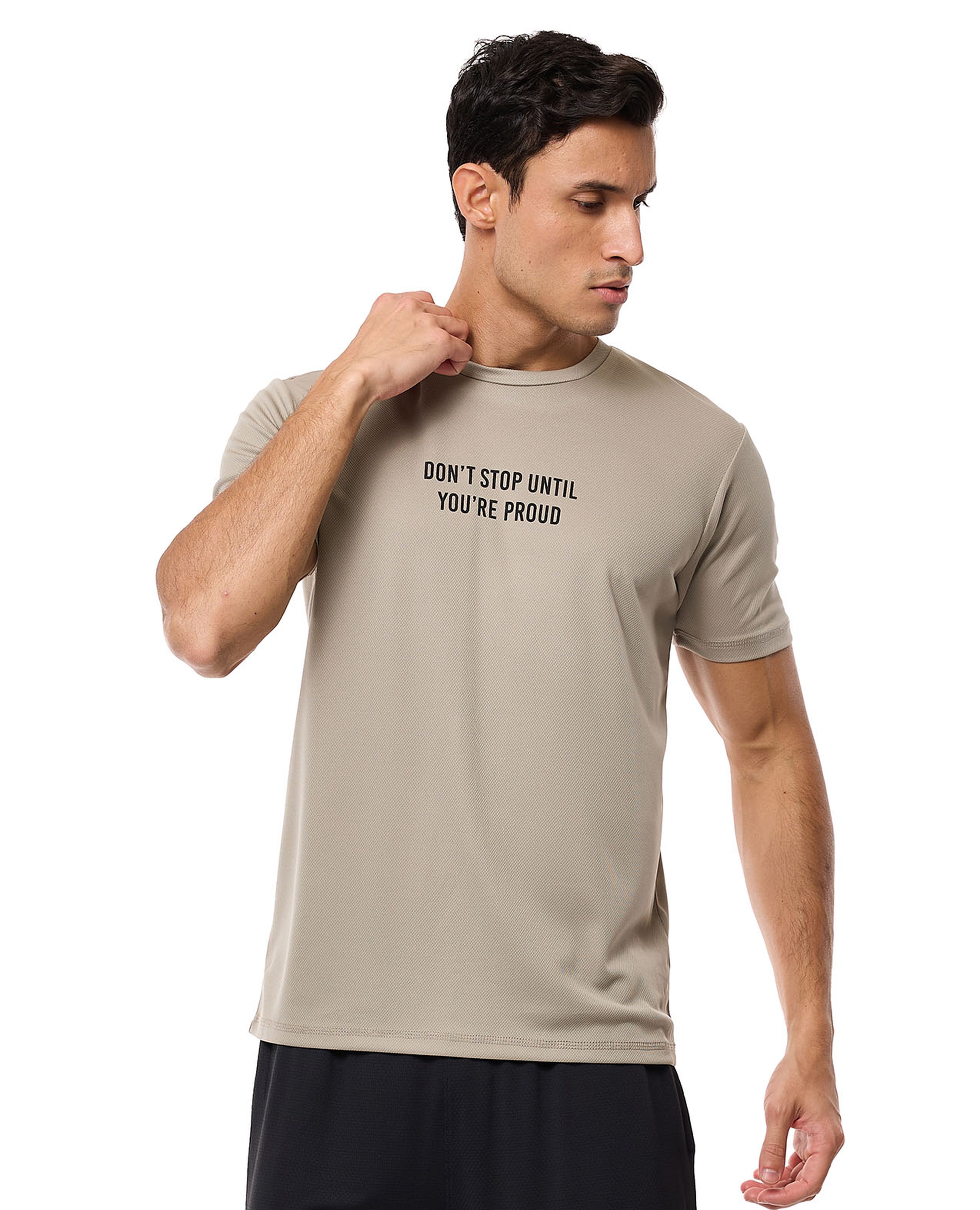 تيشيرت رياضي بطبعة حروف وياقة مستديرة وأكمام قصيرة