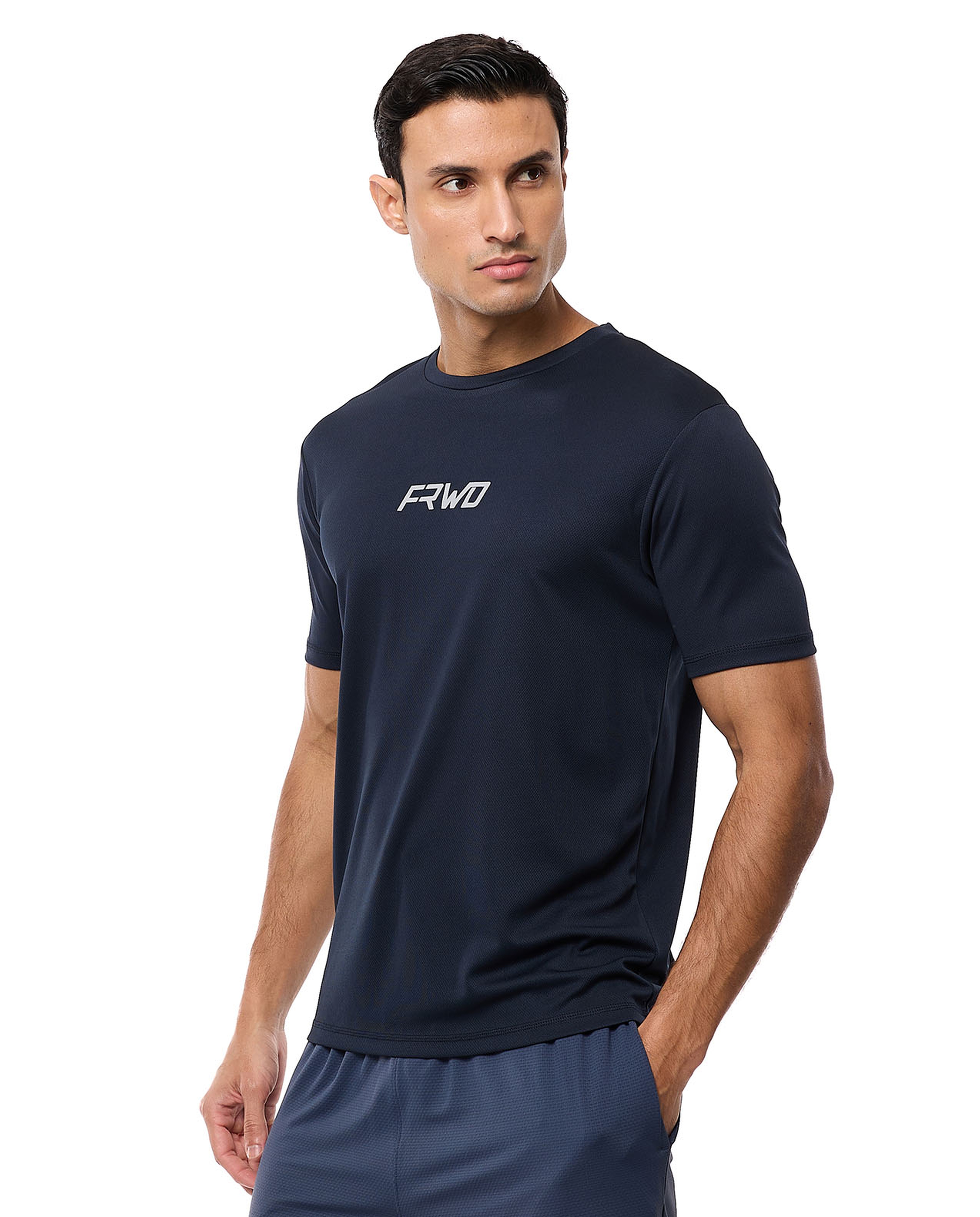 تيشيرت رياضي مطبوع بياقة مستديرة وأكمام قصيرة