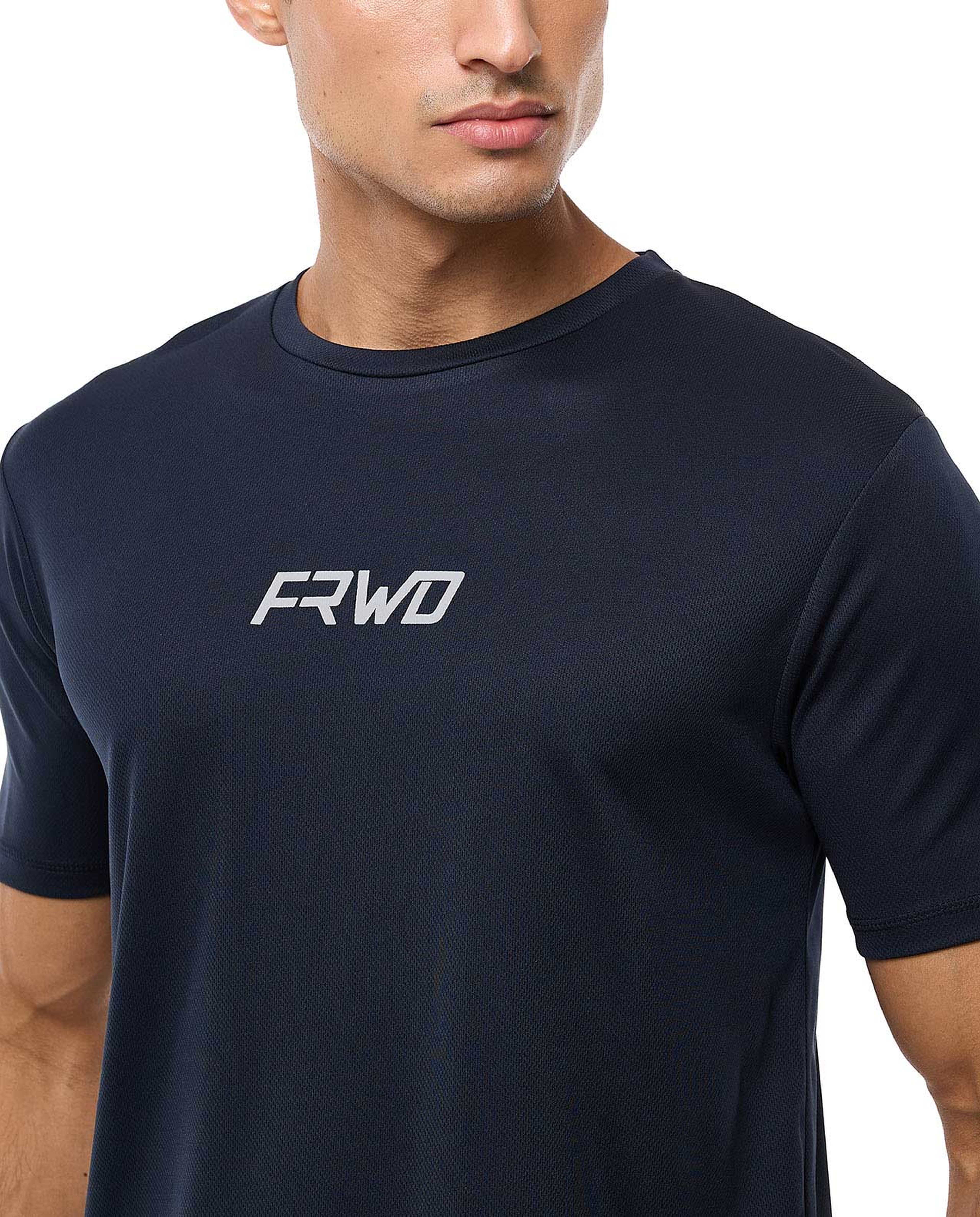 تيشيرت رياضي مطبوع بياقة مستديرة وأكمام قصيرة