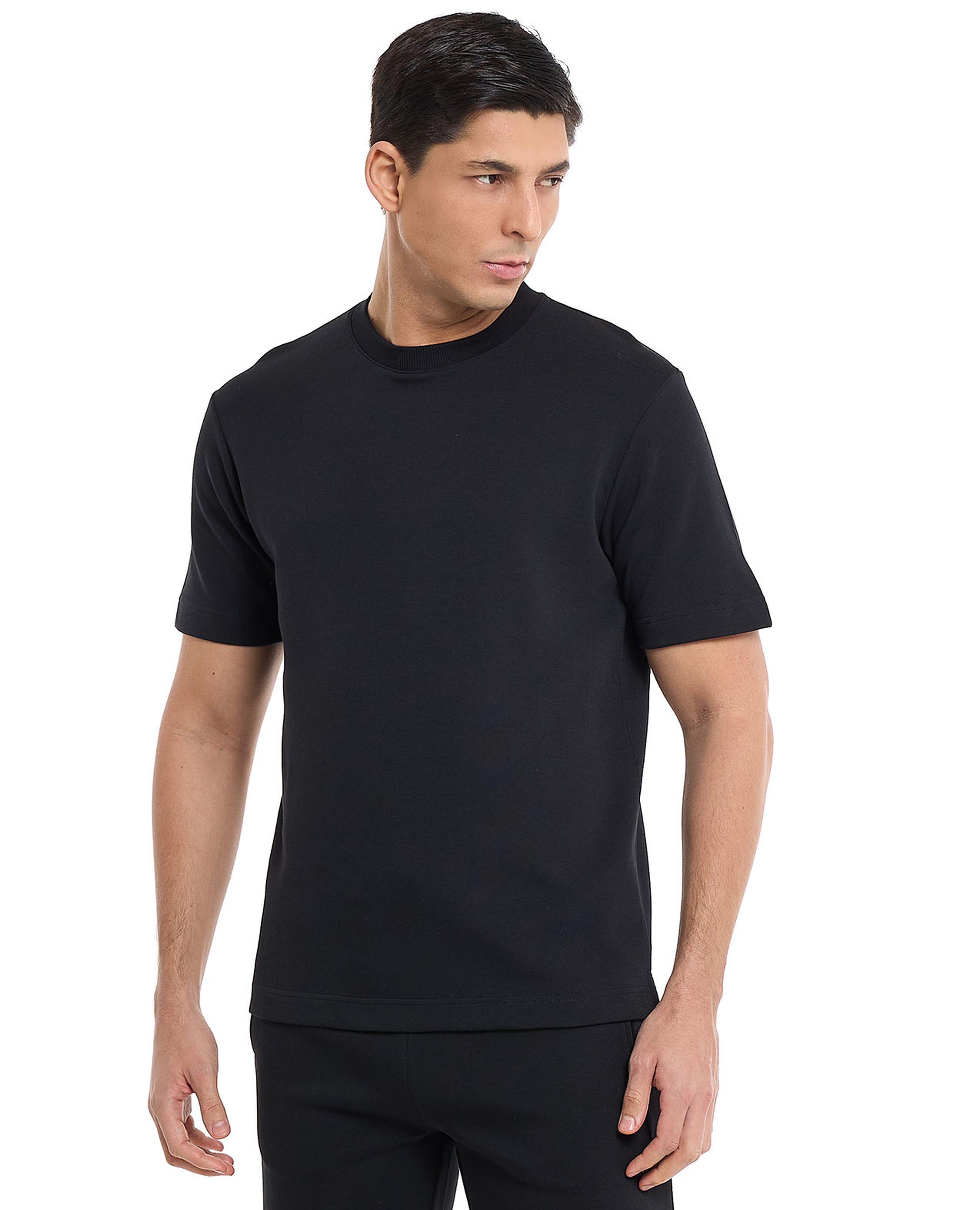 تيشيرت سادة بياقة مستديرة وأكمام قصيرة