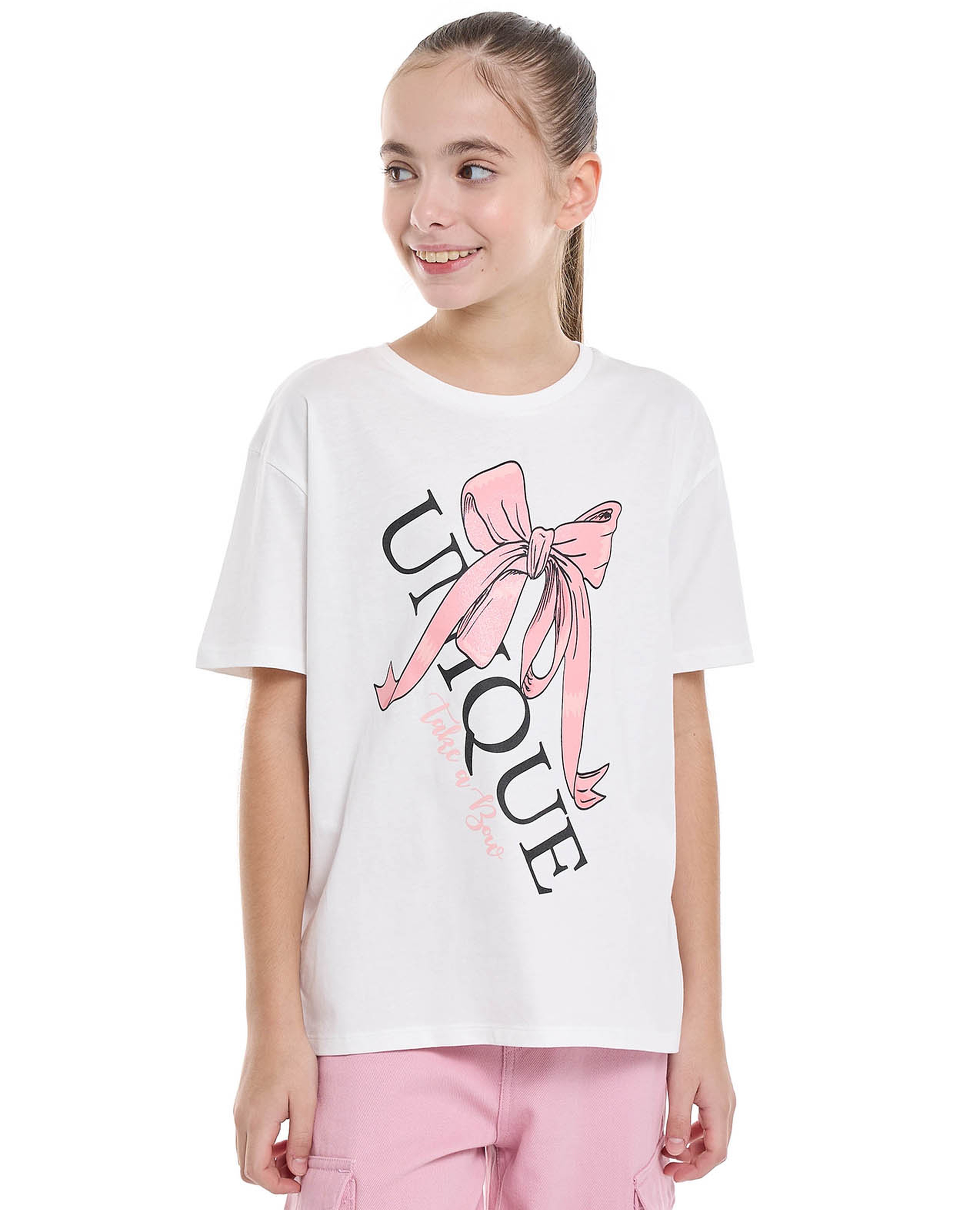 تيشيرت بطبعة وياقة عالية وأكمام قصيرة